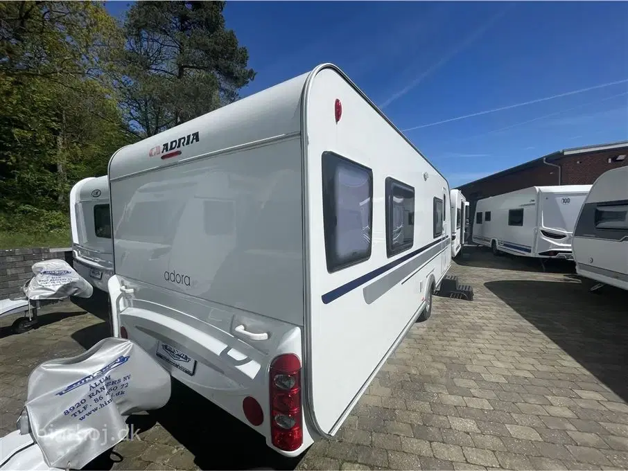 2012 - Adria Adora 613 HT   Lækker fastligger vogn med frontkøkken med komfur fra Hinshøj Caravan