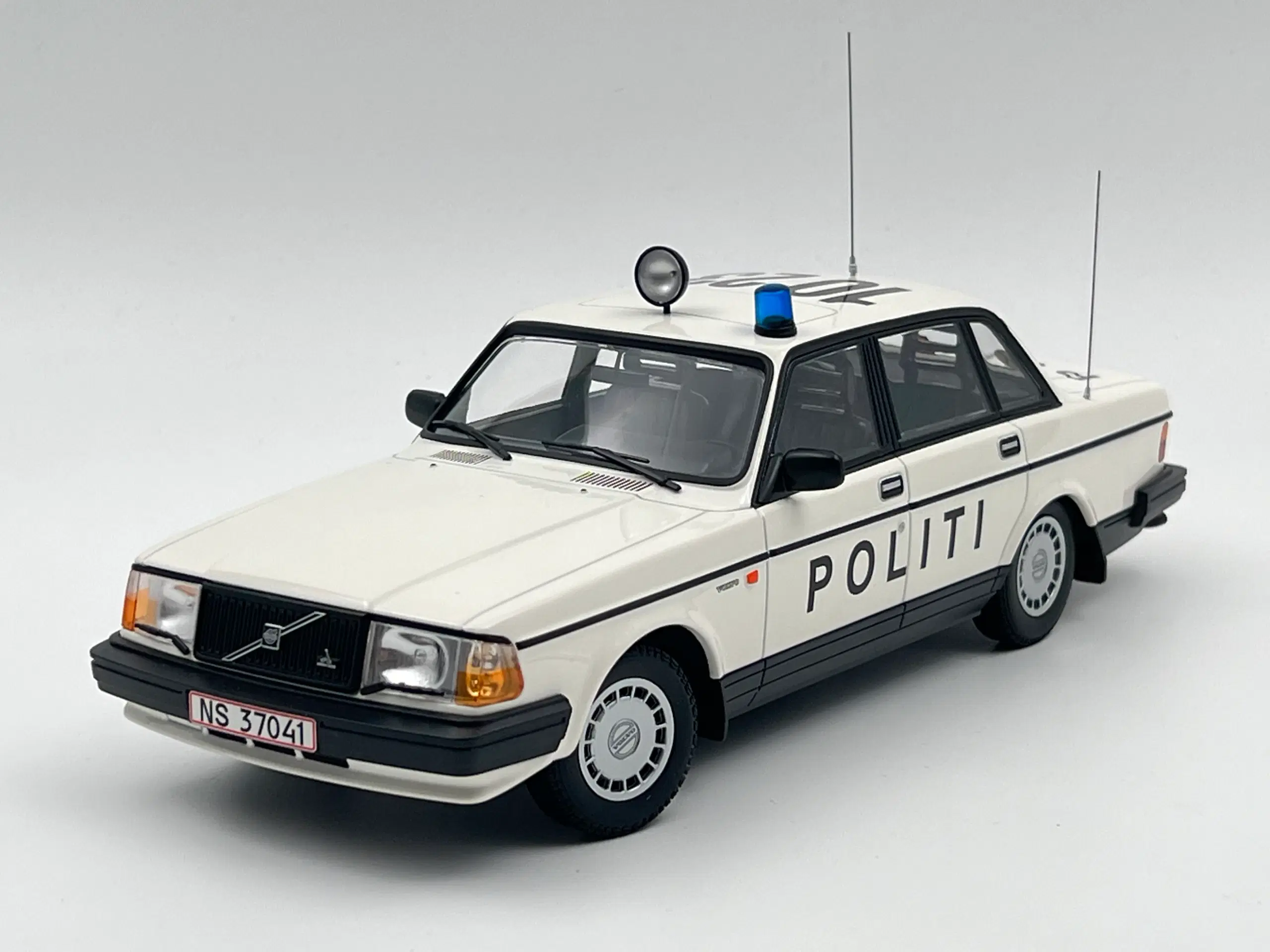 1986 Volvo 240 GL Dansk Politibil - 1:18