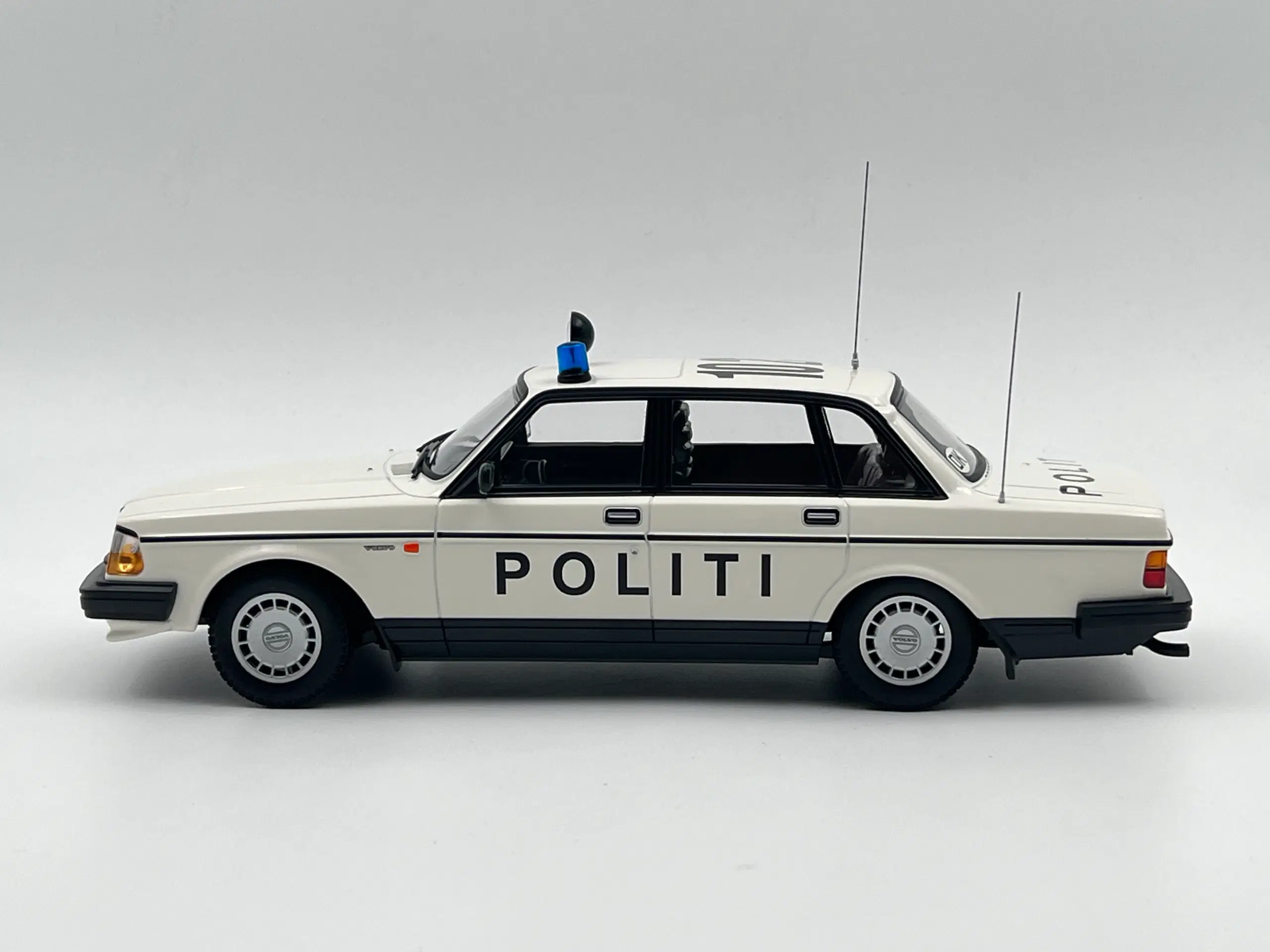 1986 Volvo 240 GL Dansk Politibil - 1:18