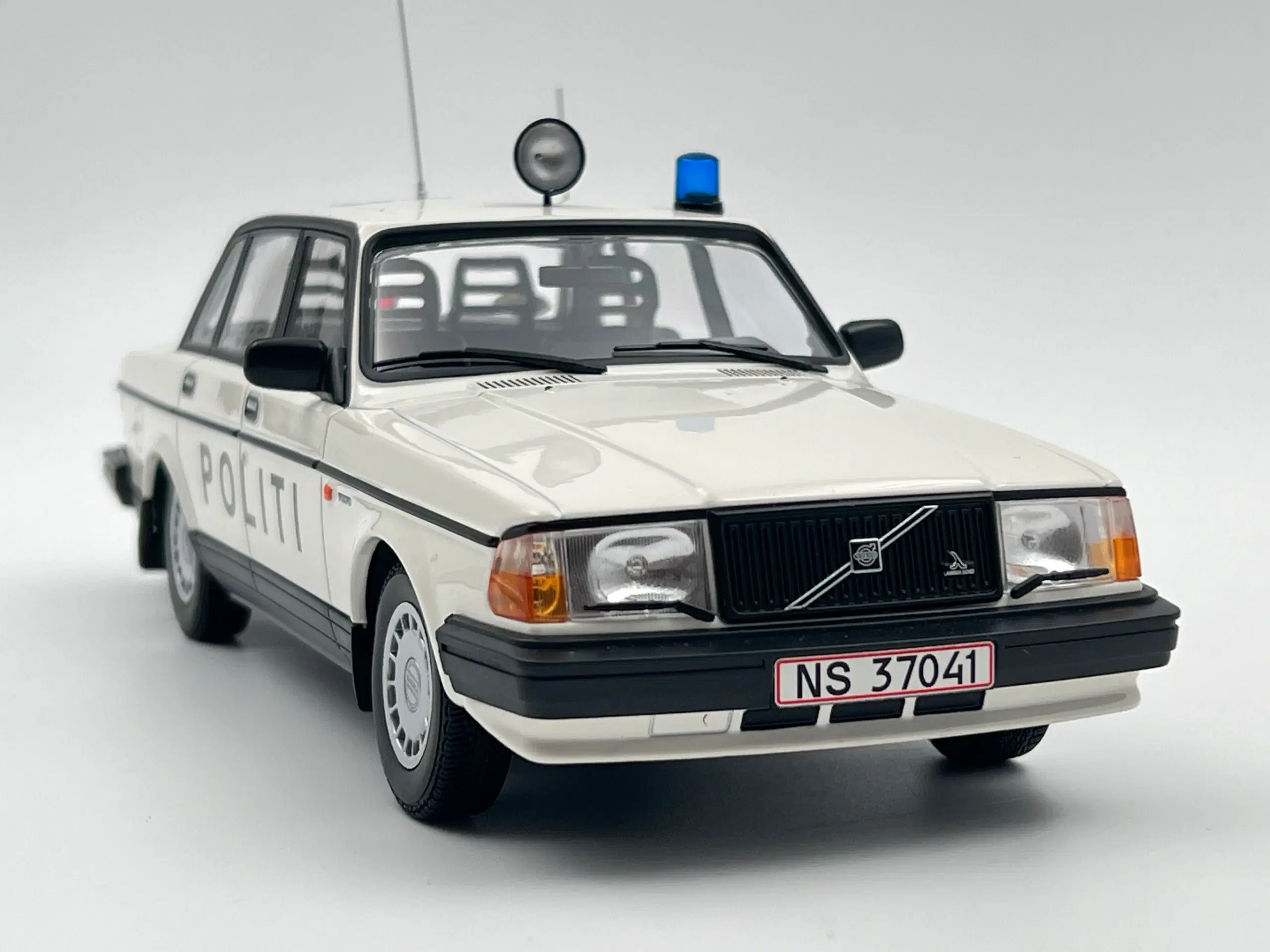 1986 Volvo 240 GL Dansk Politibil - 1:18