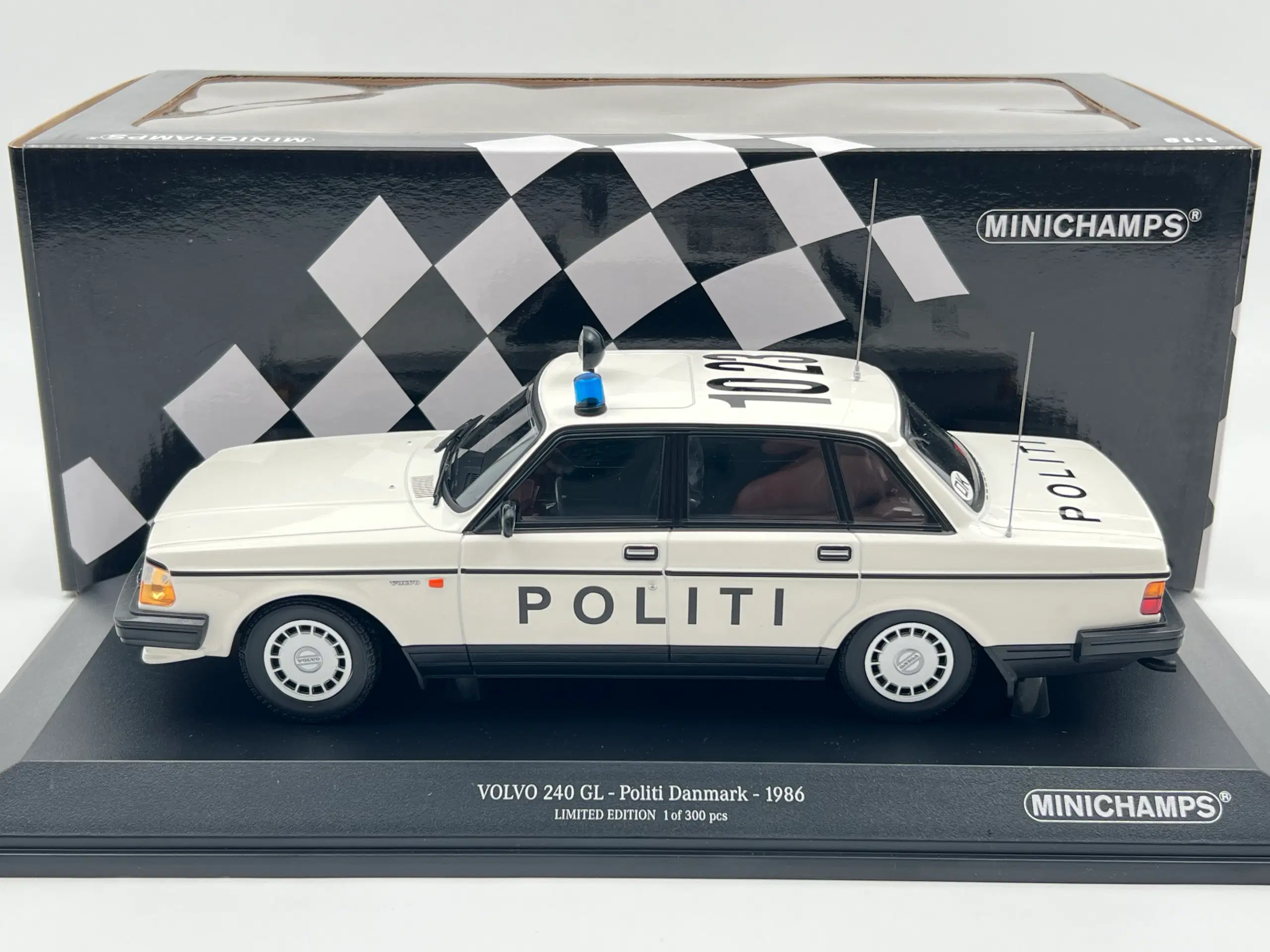 1986 Volvo 240 GL Dansk Politibil - 1:18