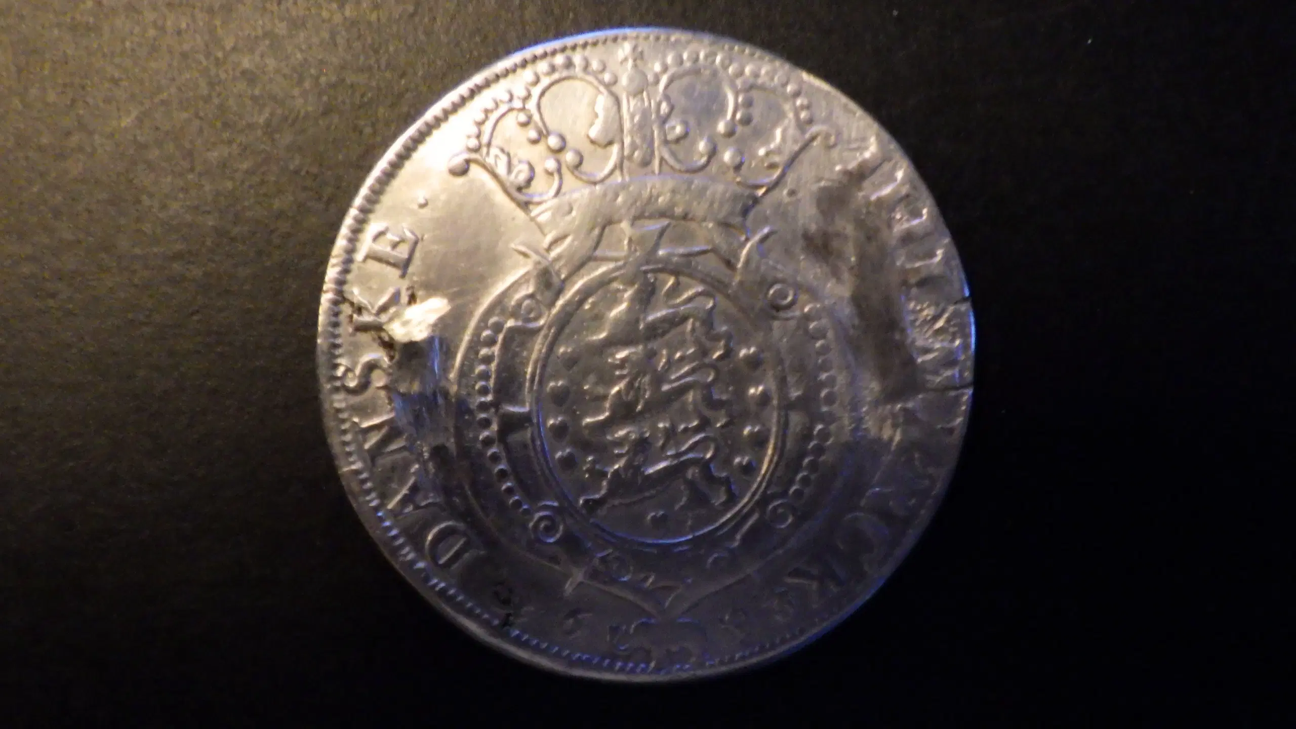 Dansk 4 mark fra 1693 fra Glückstadt af Chr 5