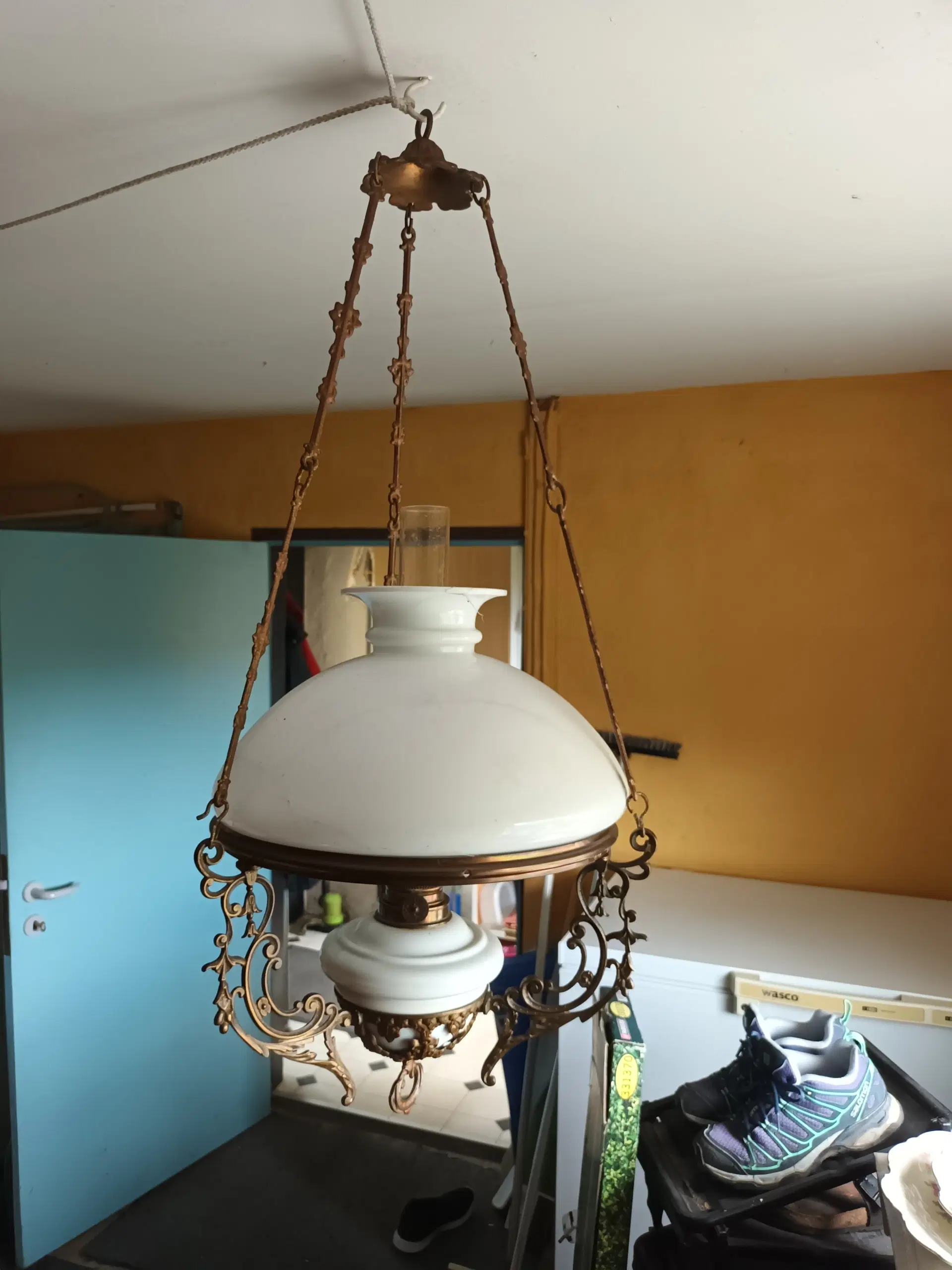 Antik petroleumshængelampe