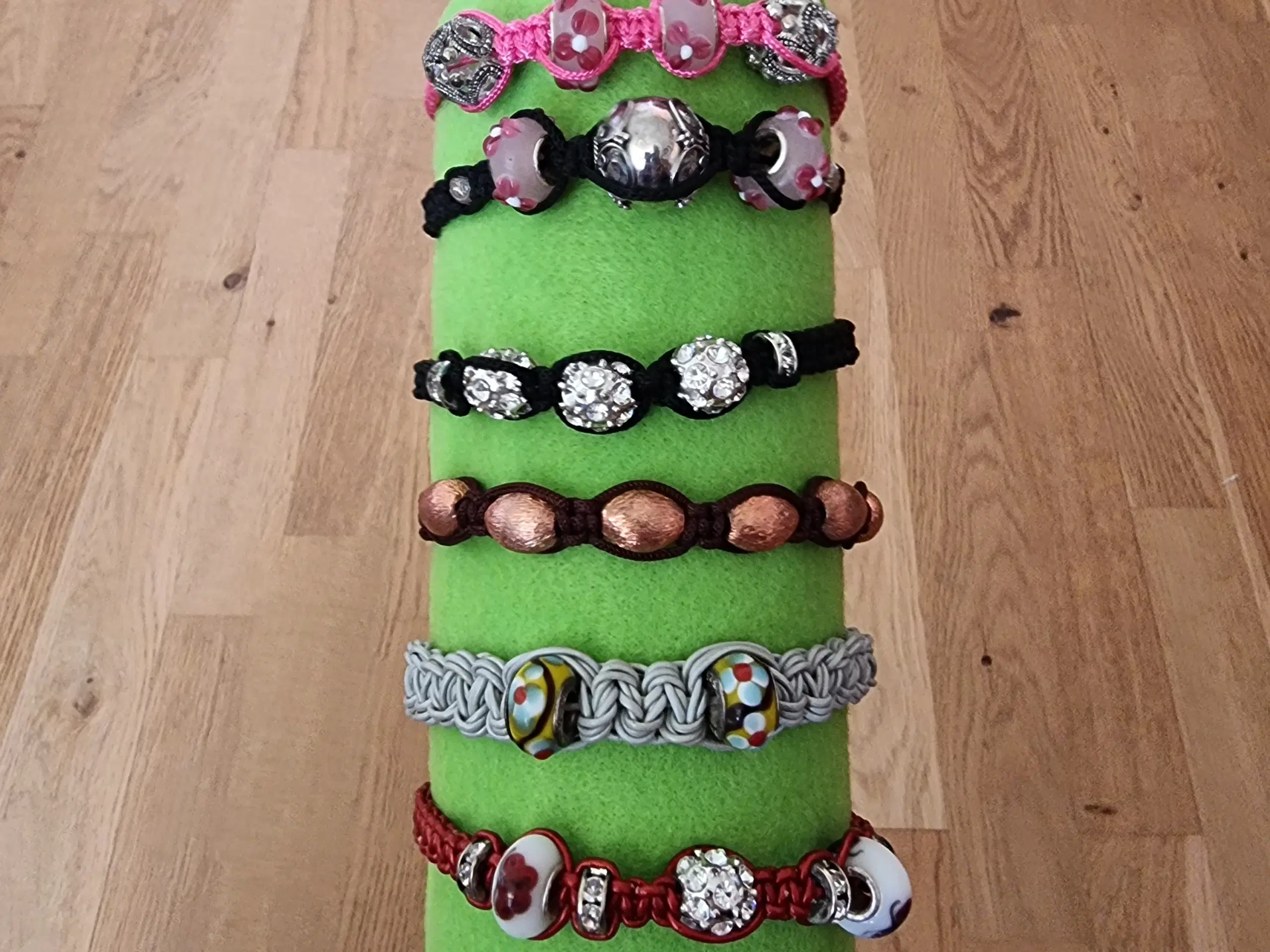 Diverse knyttede armbånd