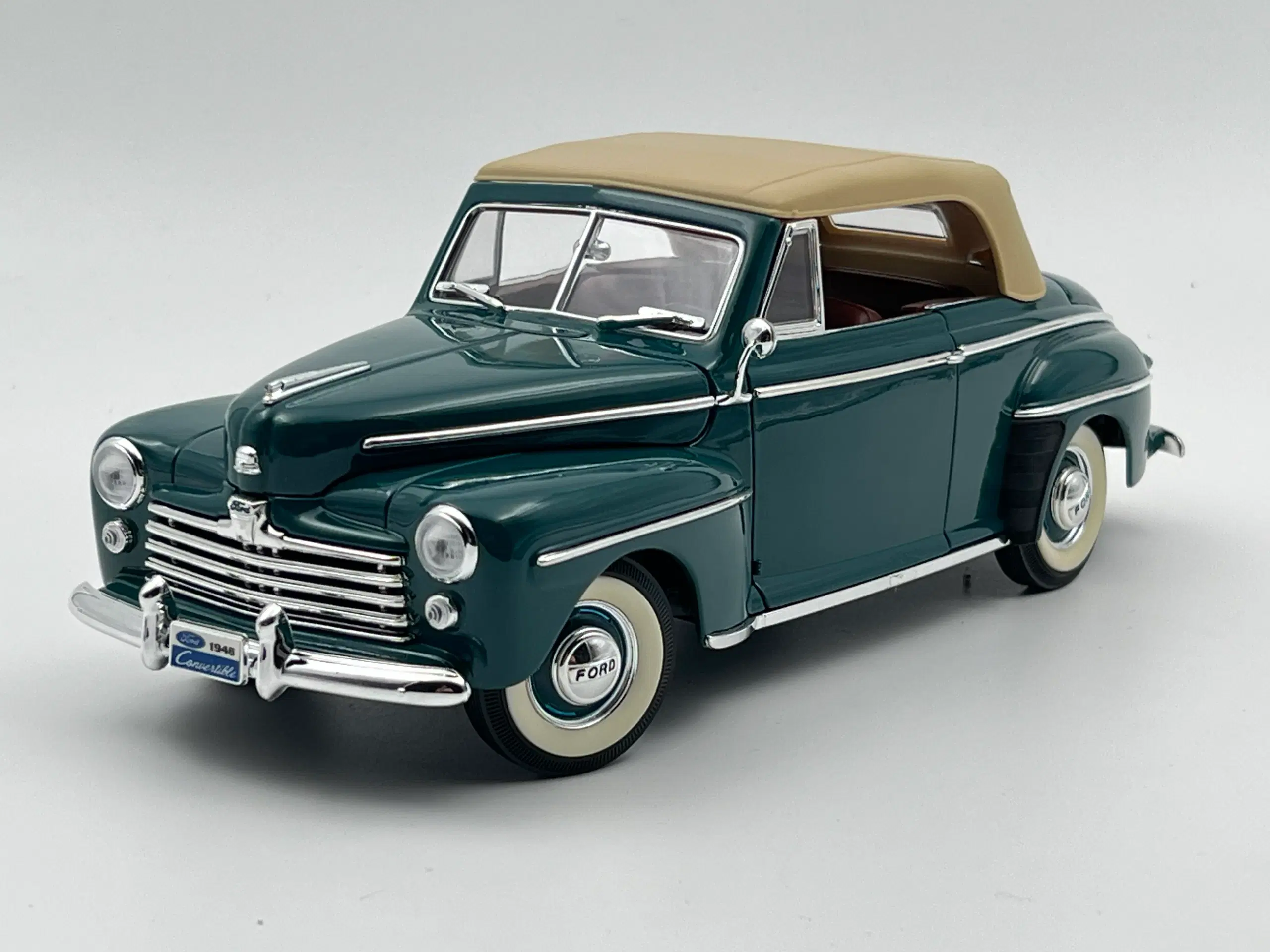 1948 Ford Convertible 1:18