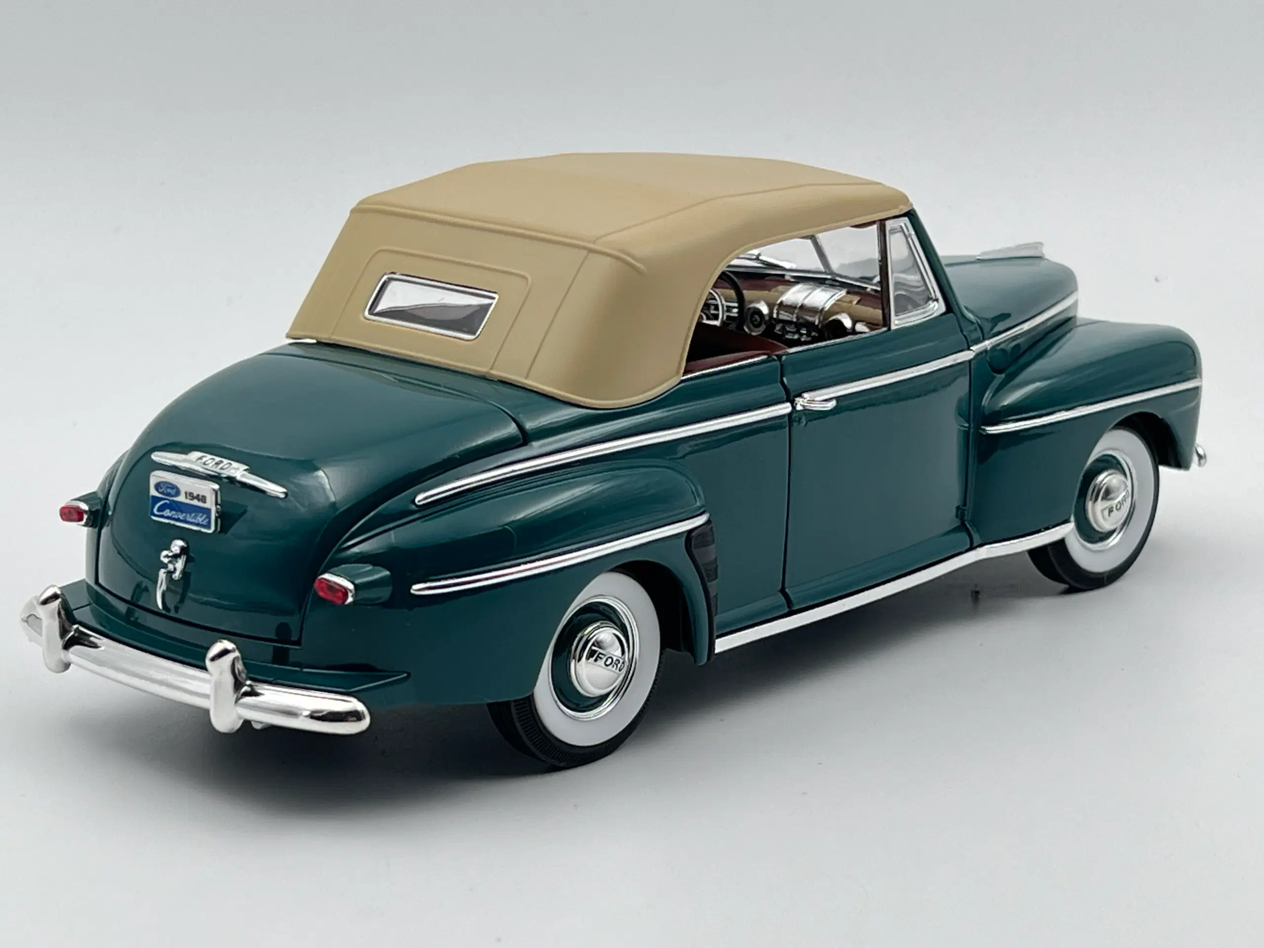 1948 Ford Convertible 1:18