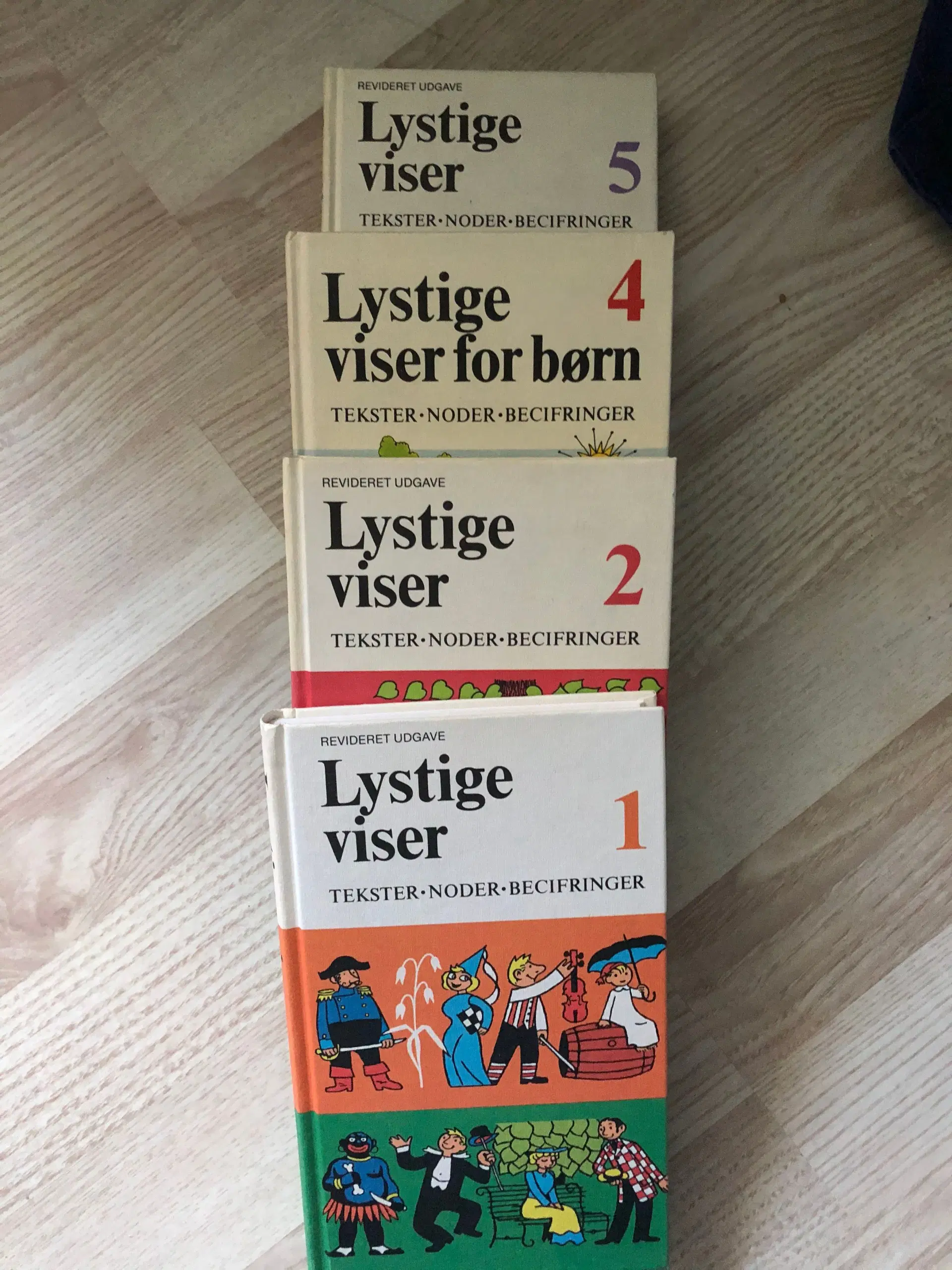 byd på 4 stk nodebøger LYSTIGE VISER nr1-2-4-5