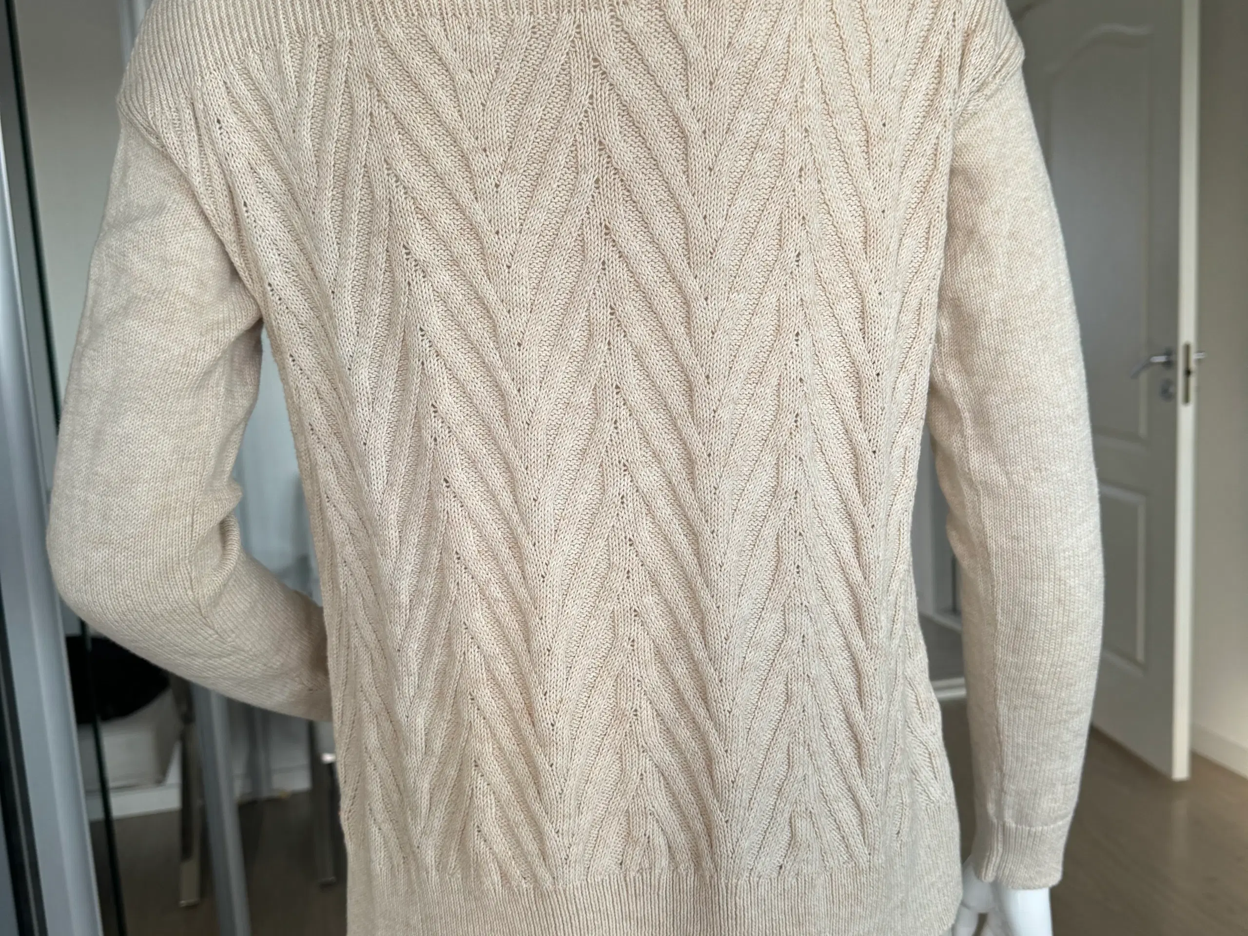 Beige striktrøje fra Hugo Boss str M