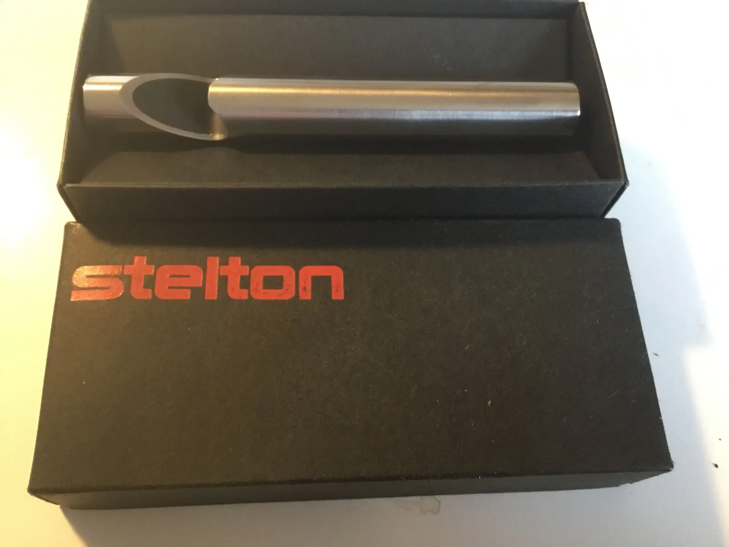 Stelton oplukker