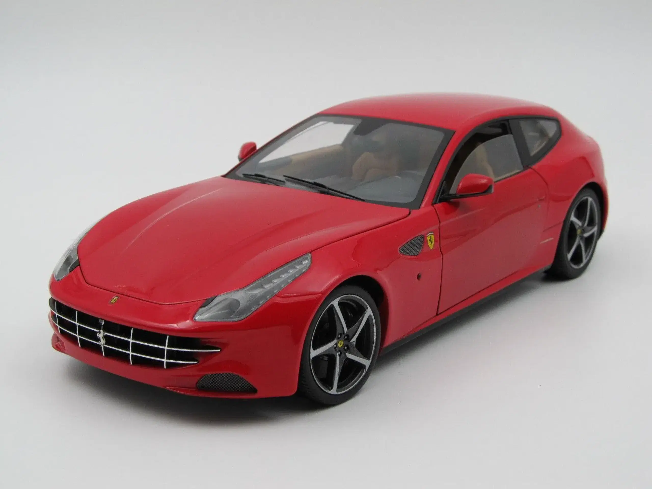 2011 Ferrari FF - 1:18  - Rosso Corsa Red