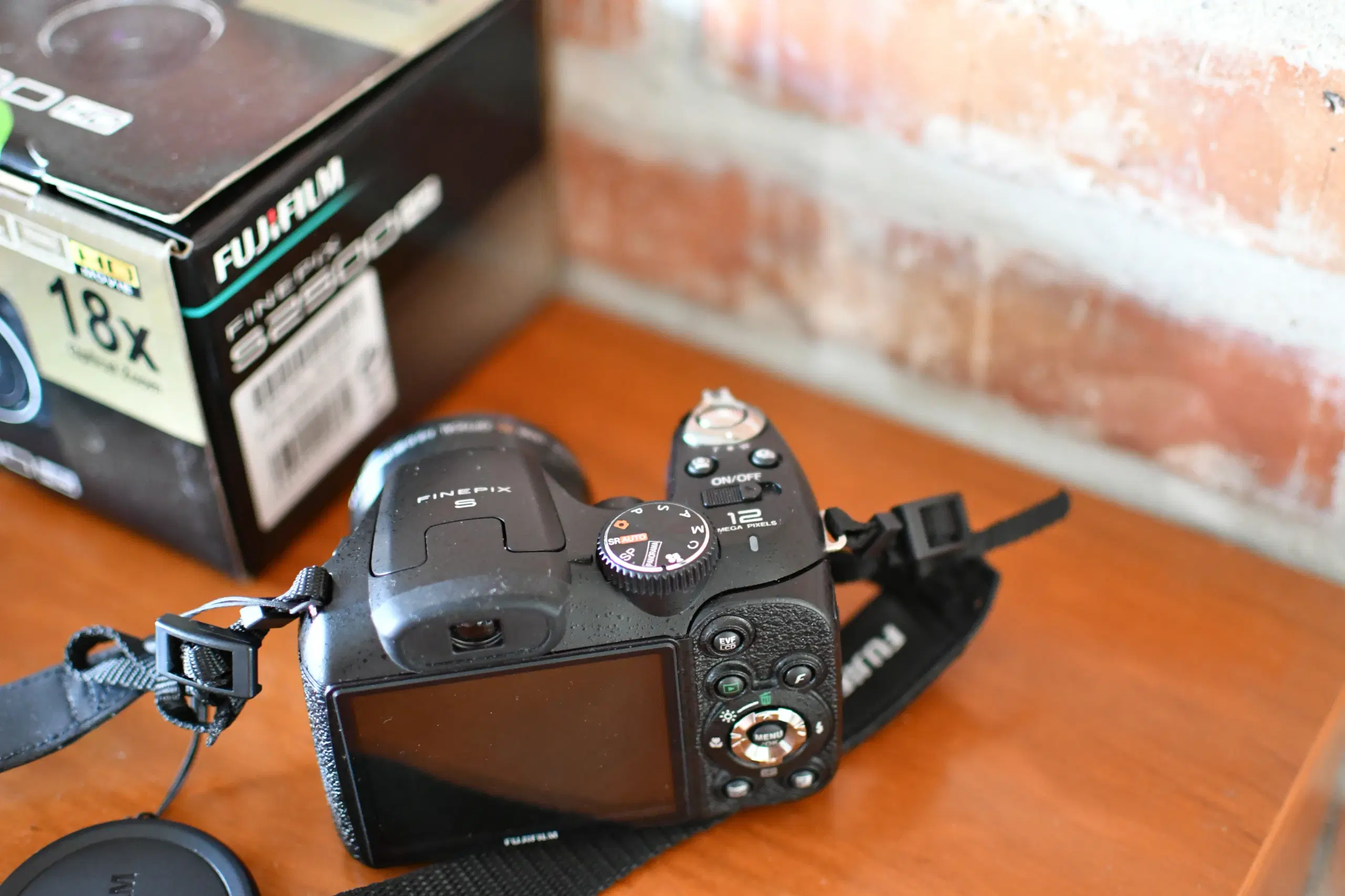 Fujifilm FinePix S2500 Digital Camera 12mp