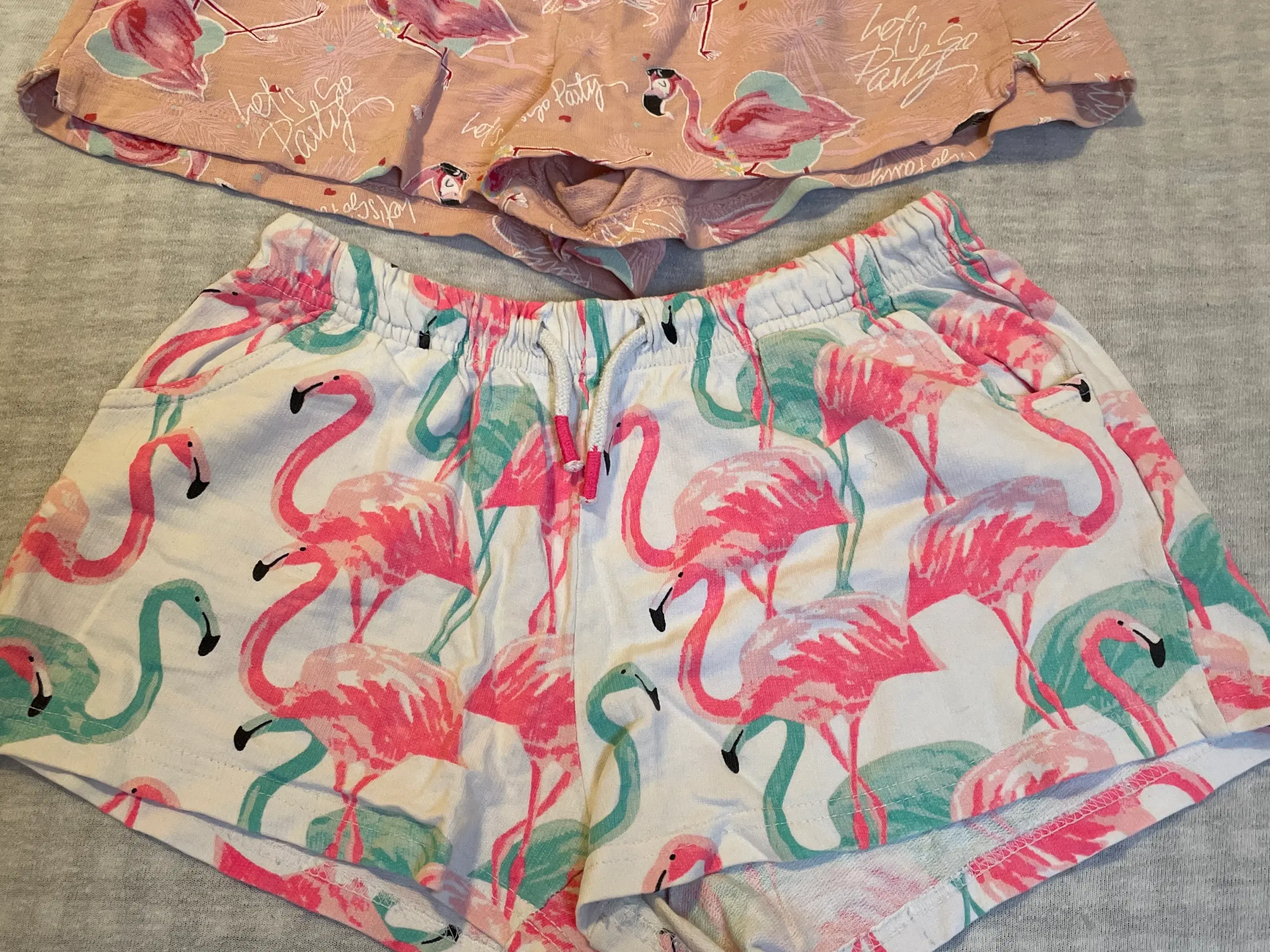 To shorts med flamingoer på