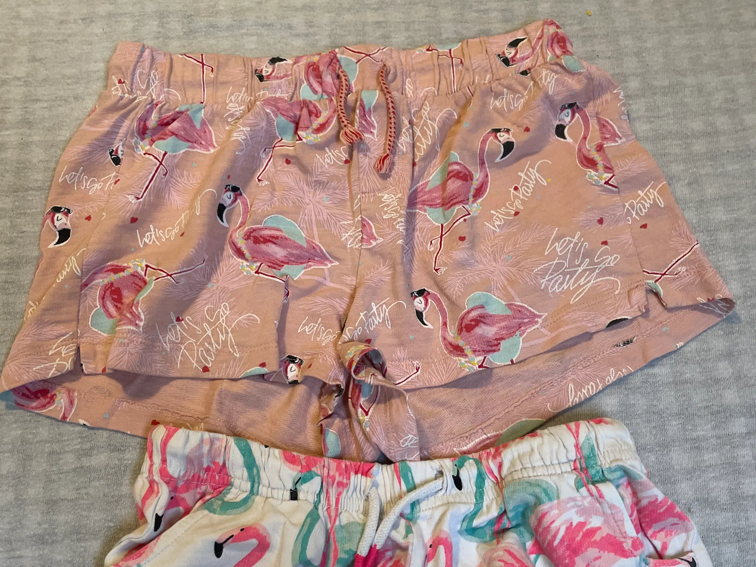 To shorts med flamingoer på