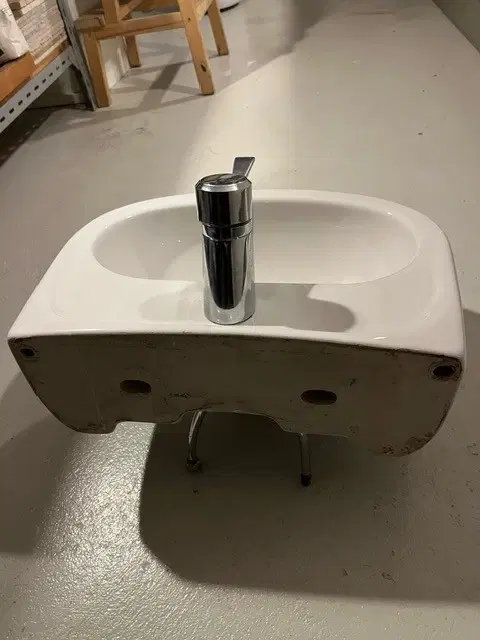 Porcelainsvask til toilet