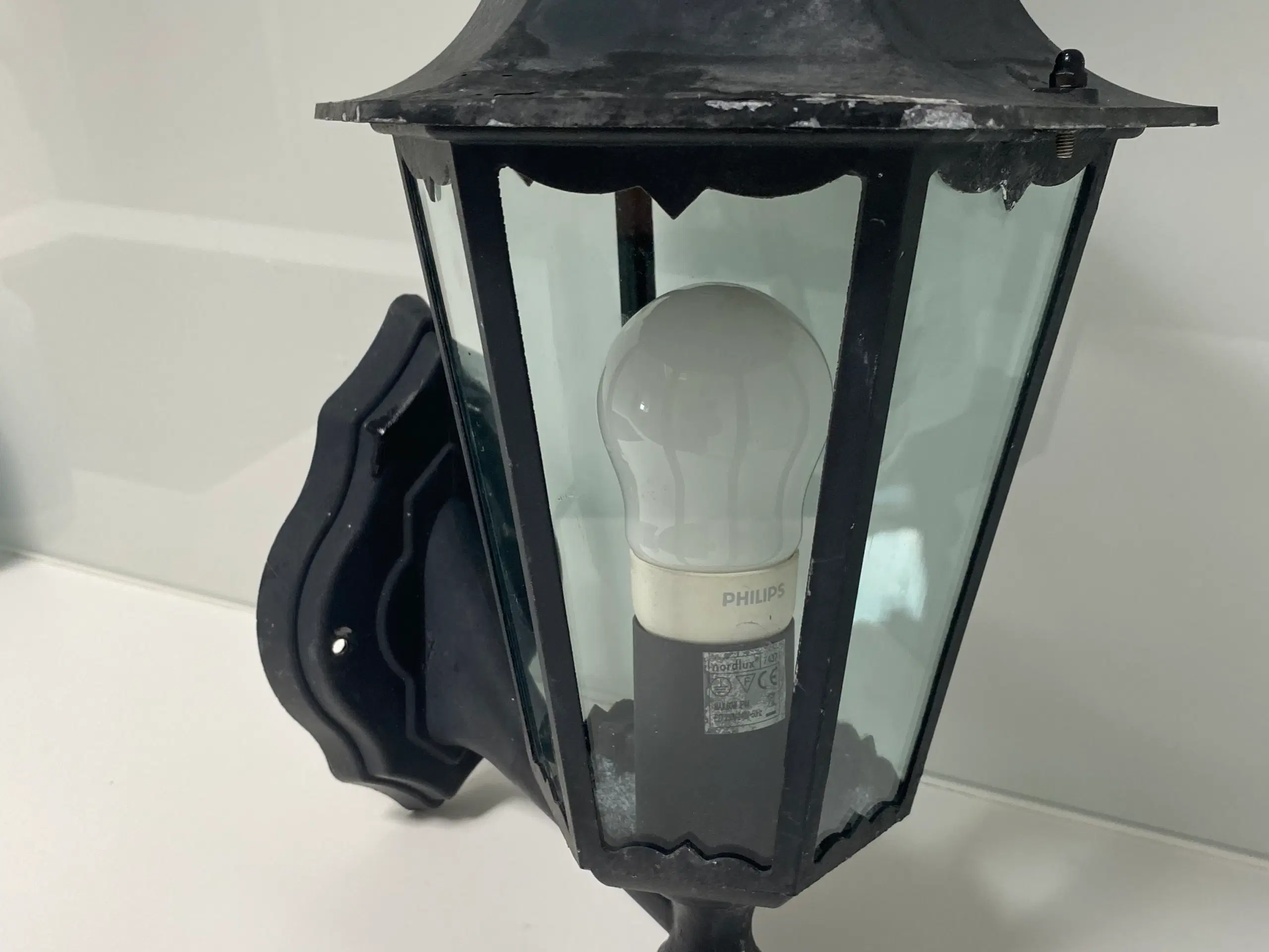 Flot gammel gårdlampe