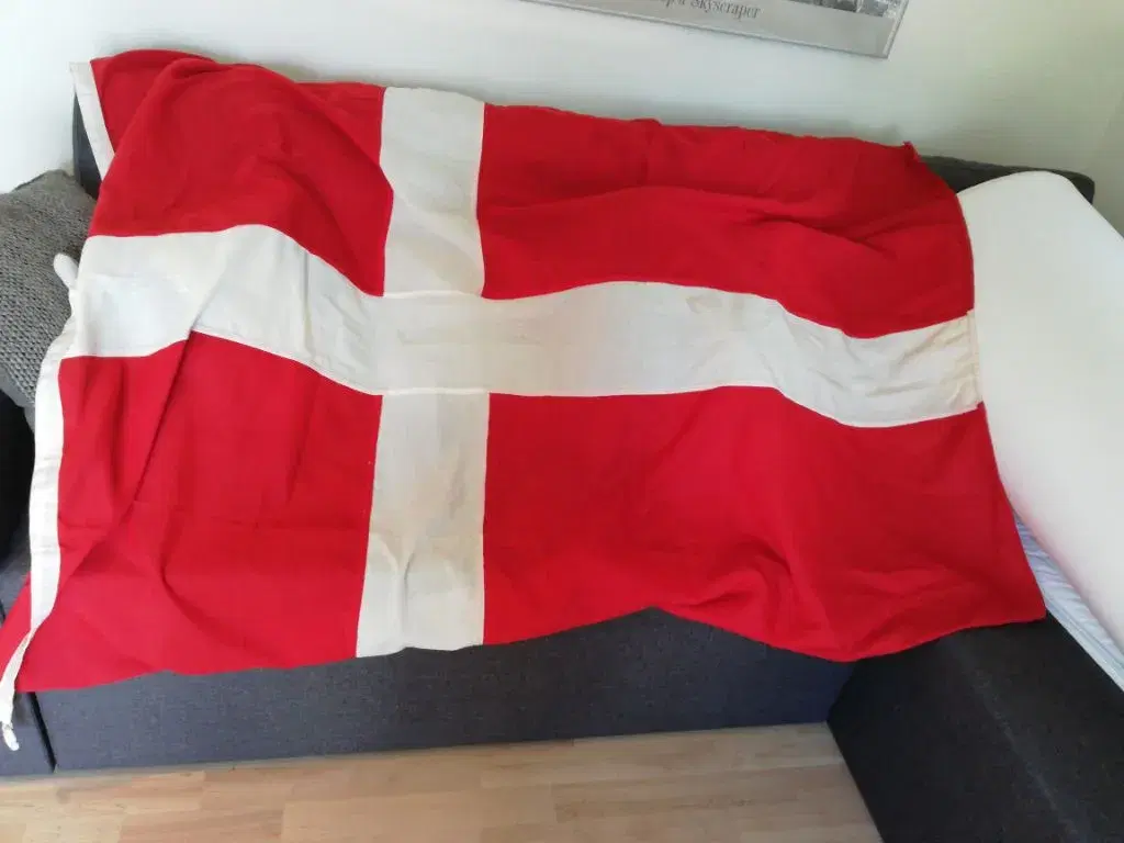 To flag i to forskellige størrelser