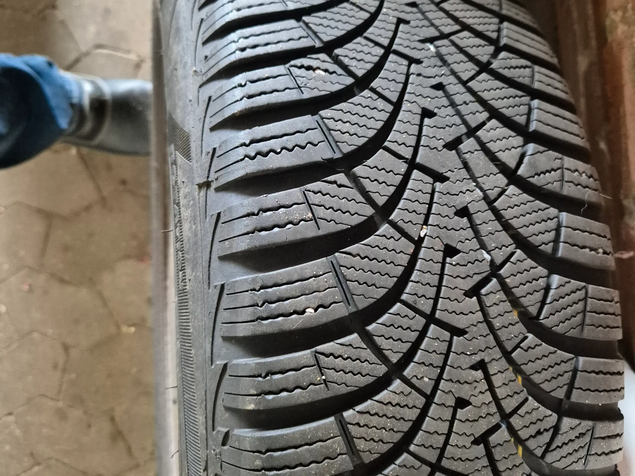 Goodyear ultragrip 9+ 205/55 r16 på stålfælge