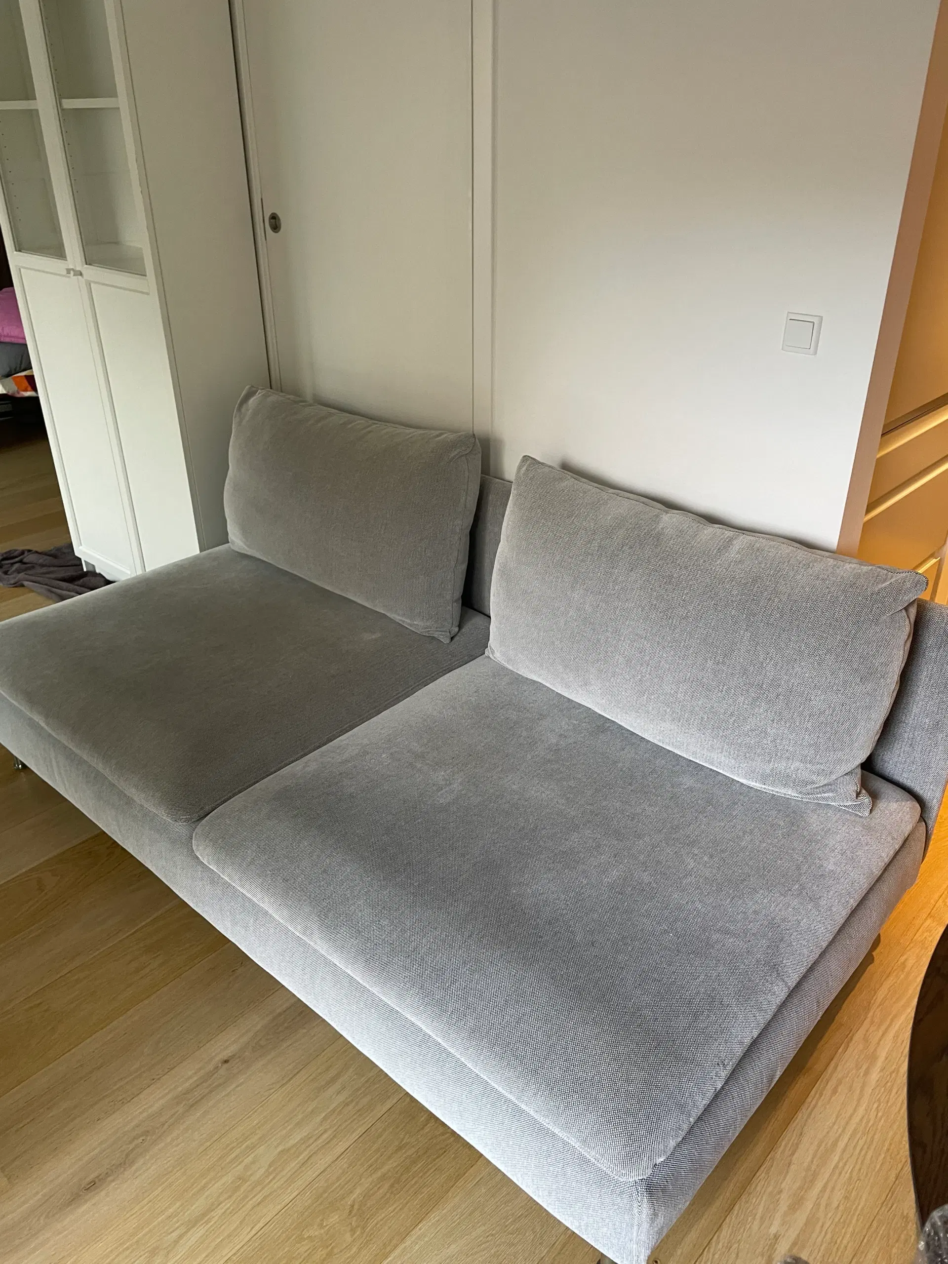 3 personers sofa i grå