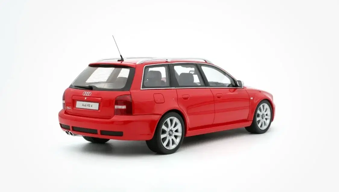 1:18 Audi RS4 Avant B5 2000