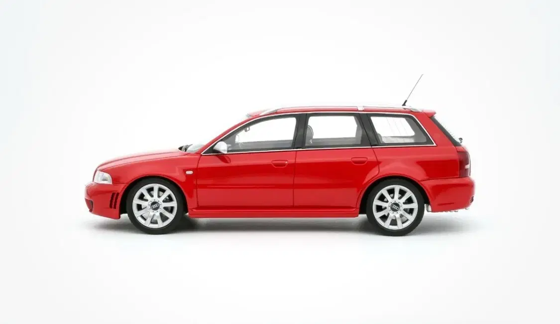 1:18 Audi RS4 Avant B5 2000