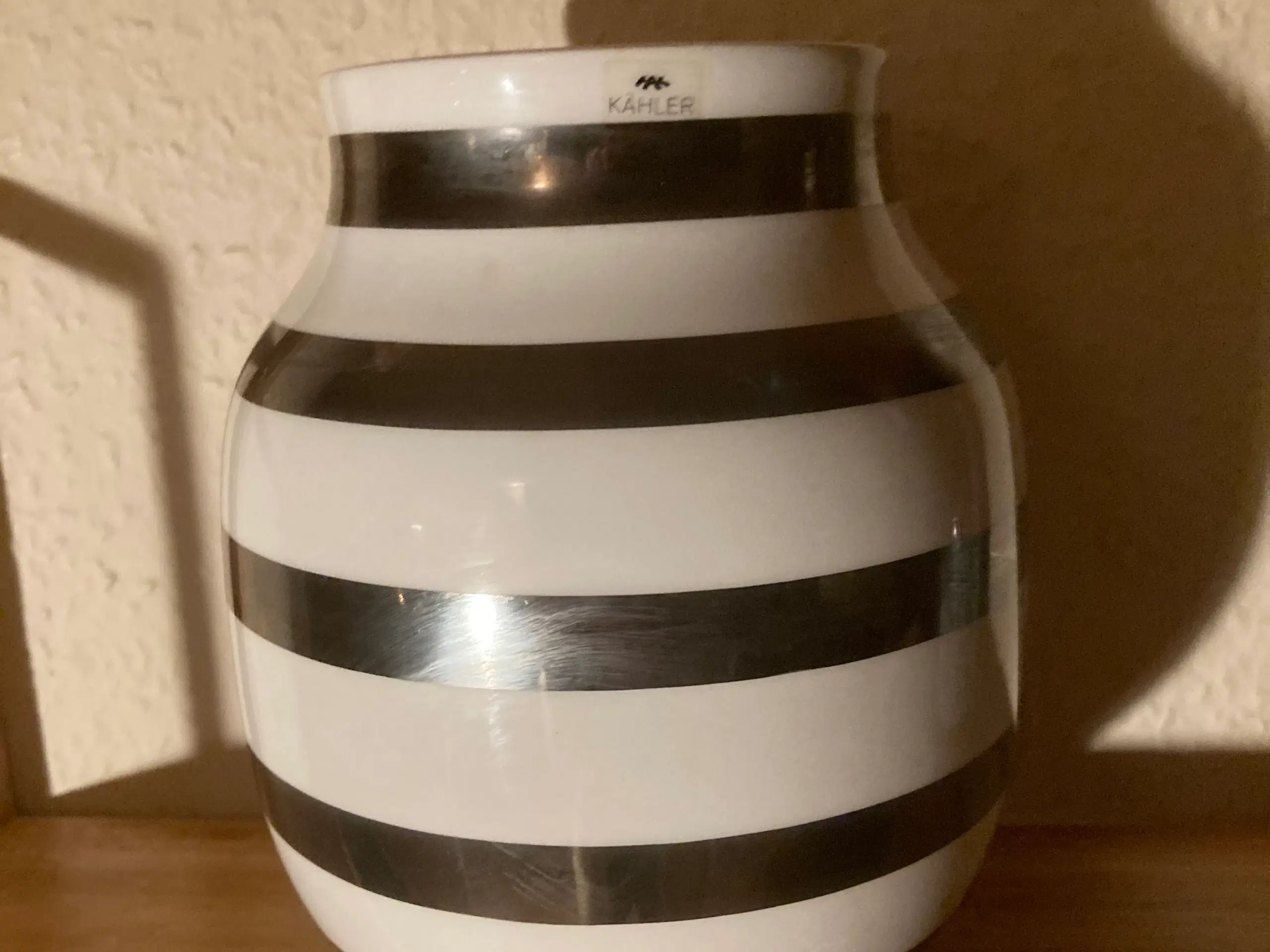 Kahler vase med sølv