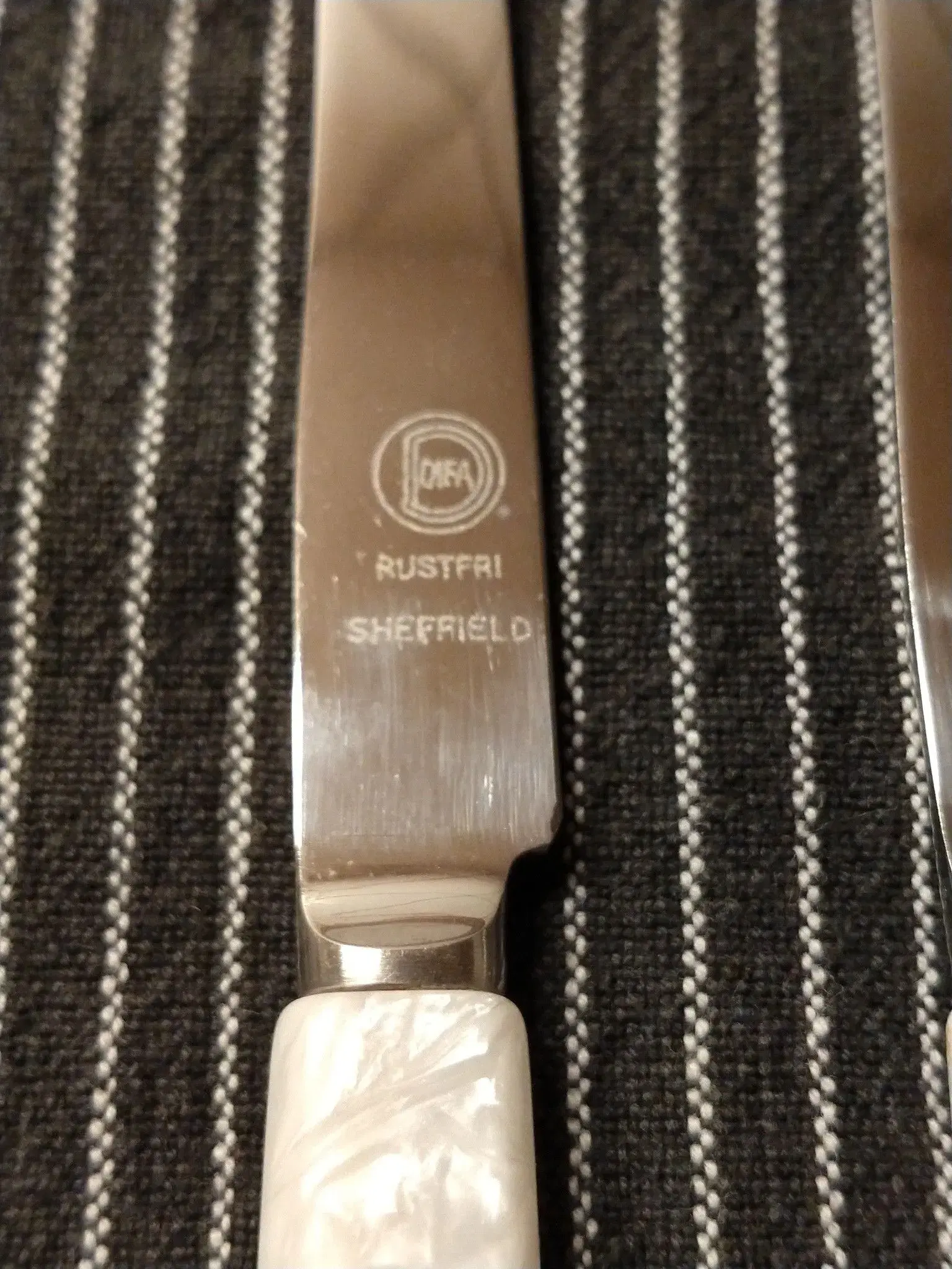 2 Sheffield knive