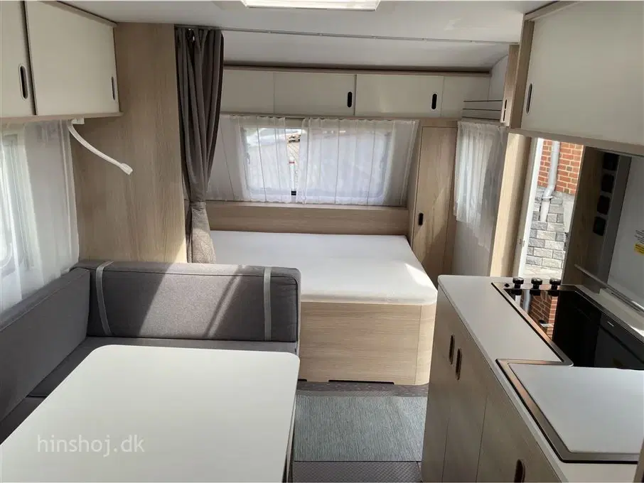2021 - Adria Aviva 563 PT   Dejlig køjevogn med 3 køjer og dobbeltseng fra Hinshøj Caravan A/S