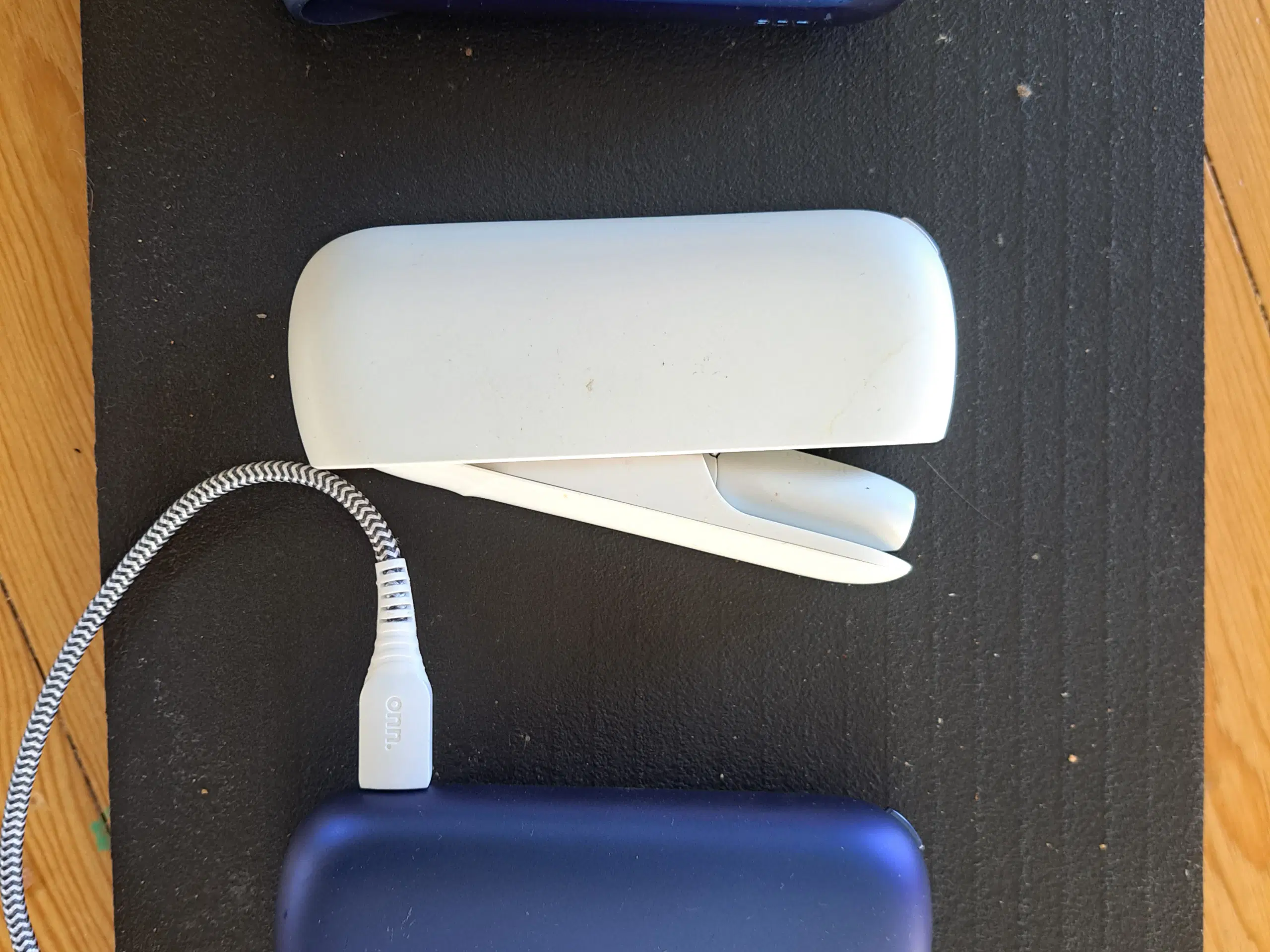 3 IQOS HEET devices