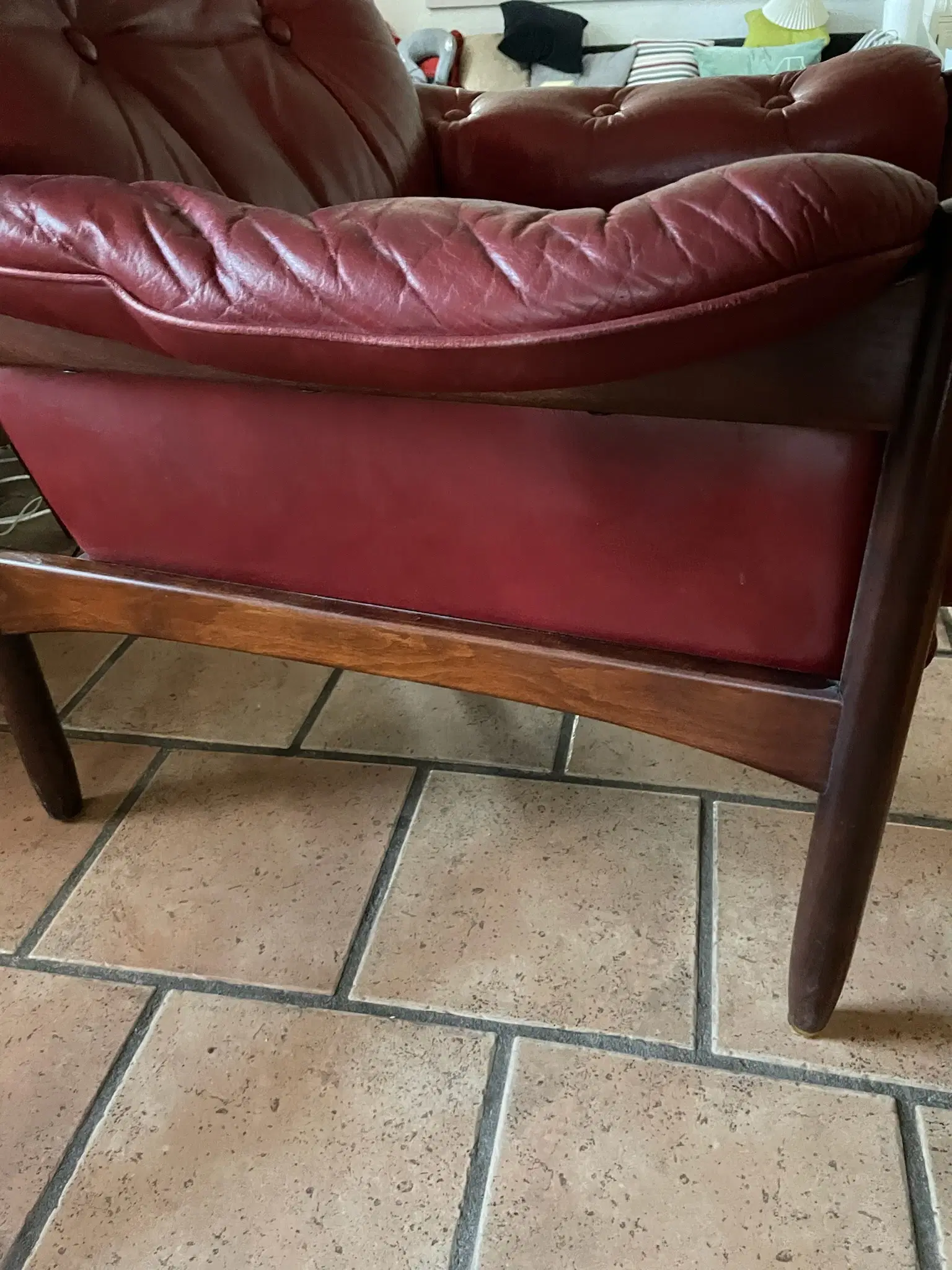 Sofa stol i mørkt træ og flot rødt læder