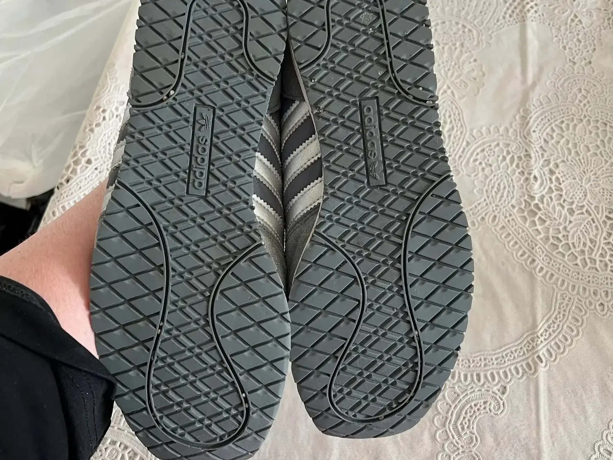 Adidas grå sportssneakers str 40