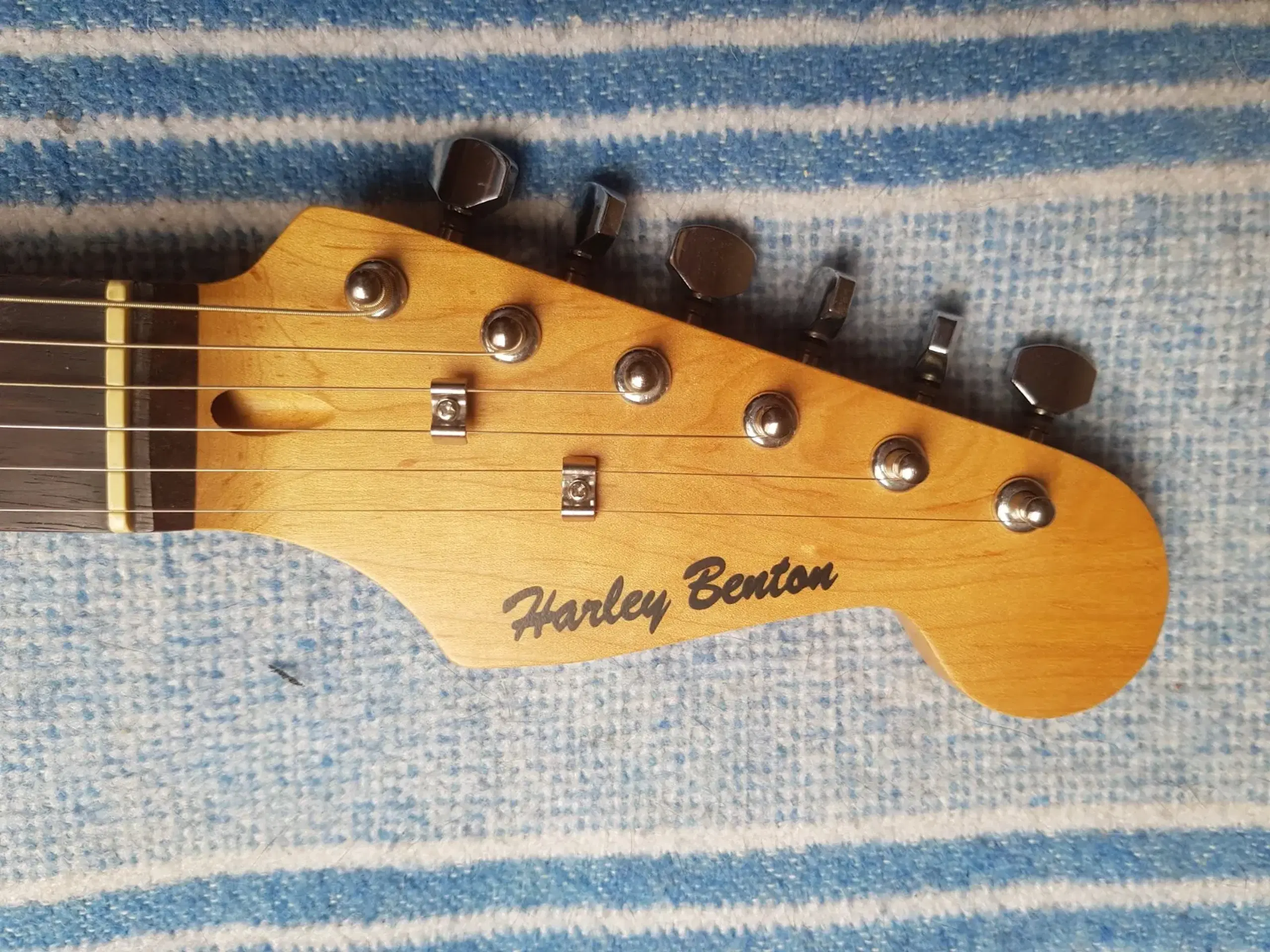 Harley Benton Sort strat