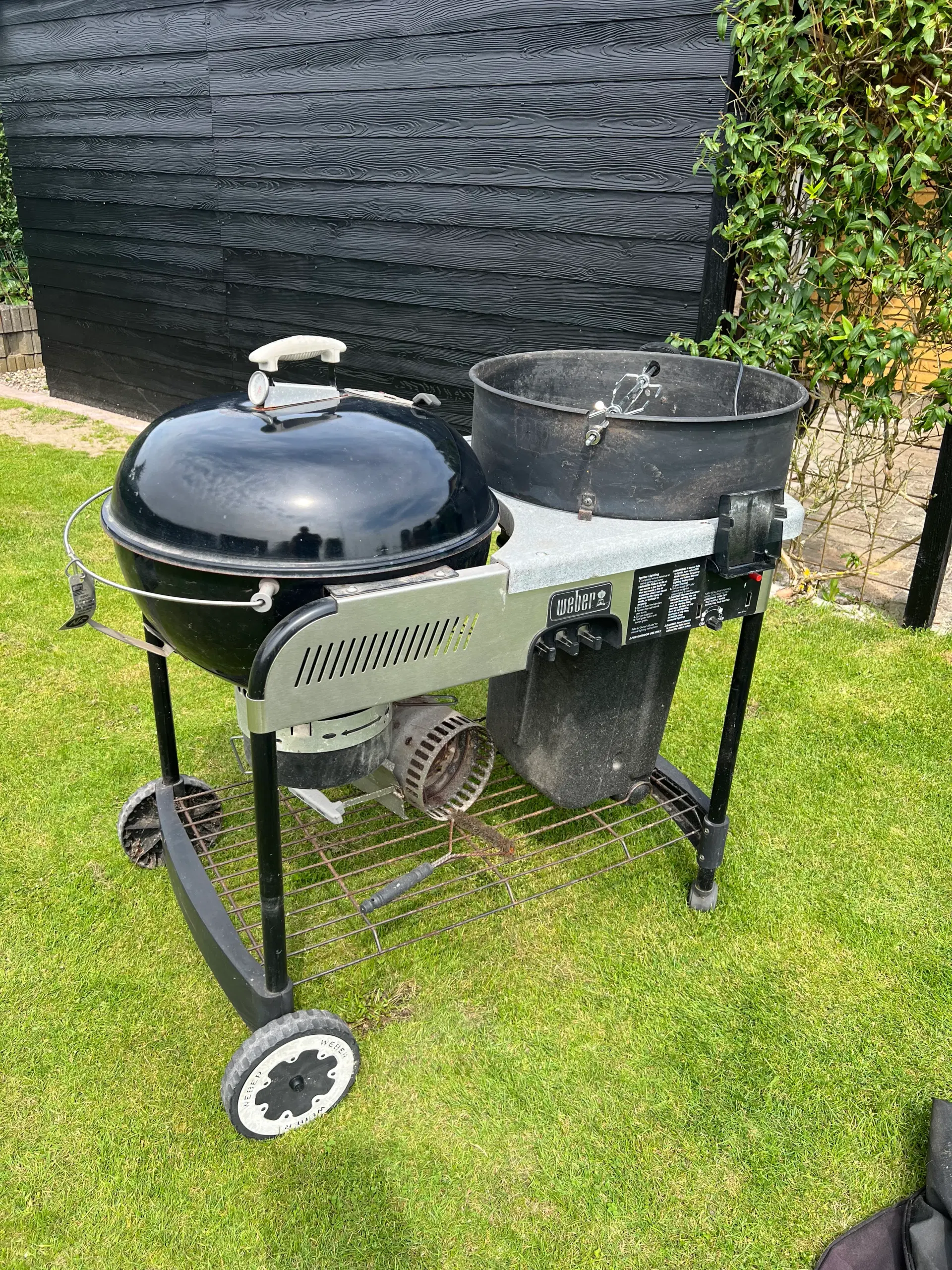 Weber kuglegrill med bord