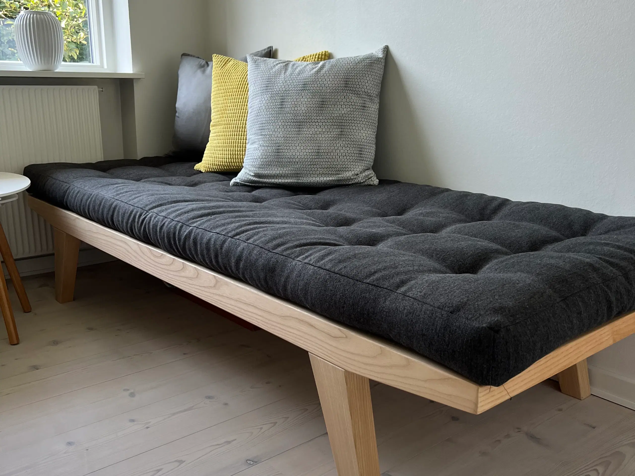 Daybed i asketræ, incl.  madras med mørkt betræk.