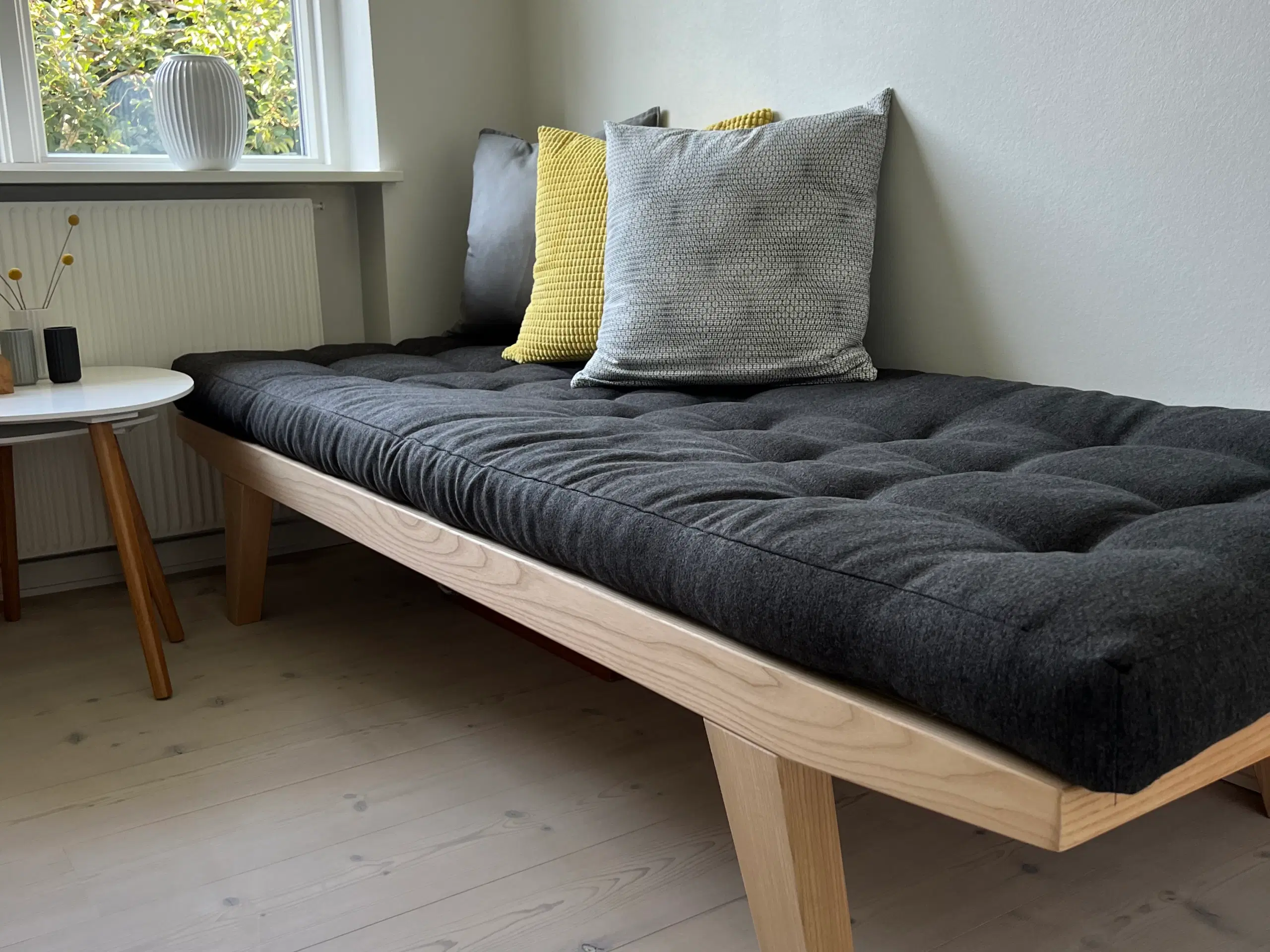 Daybed i asketræ, incl.  madras med mørkt betræk.