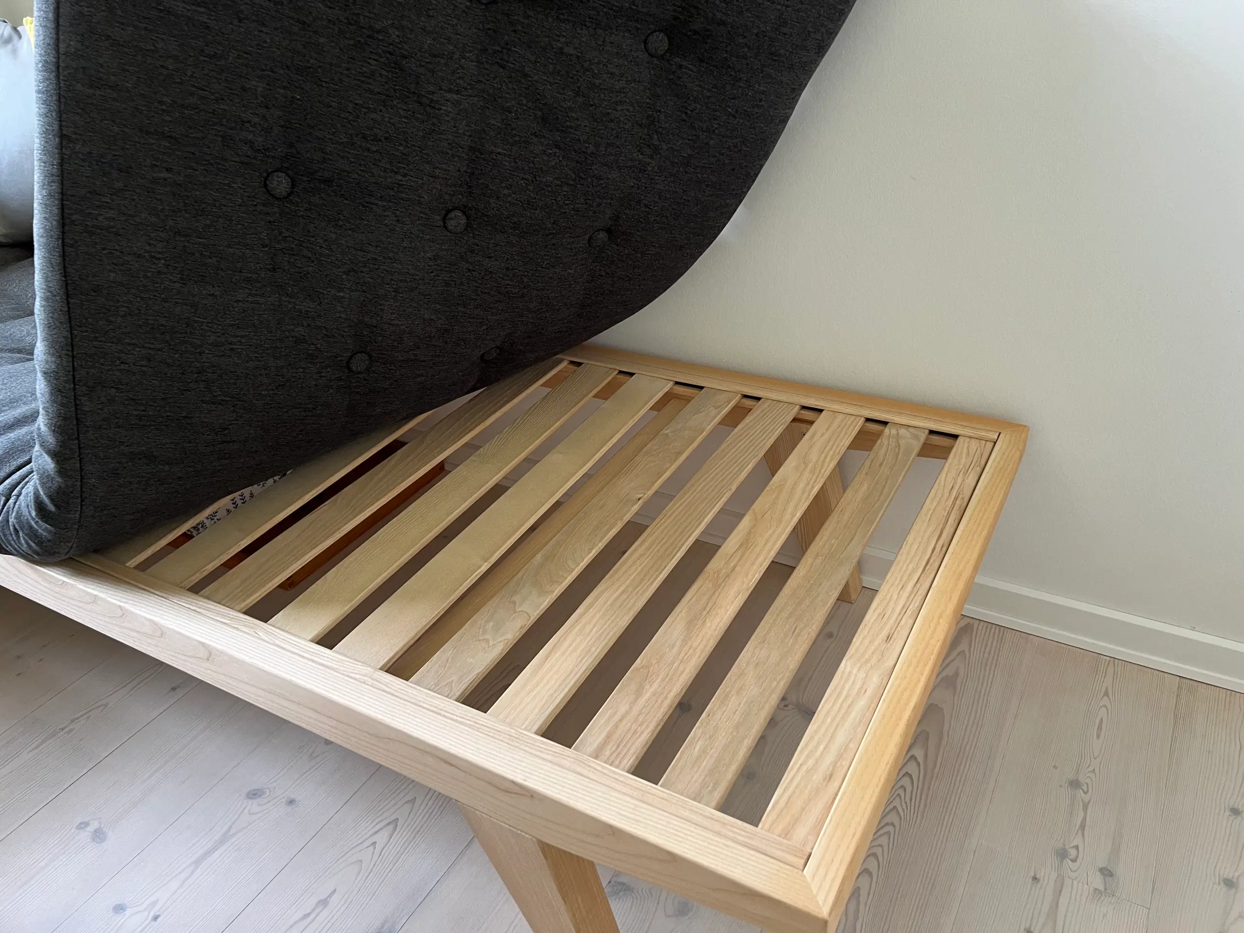 Daybed i asketræ, incl.  madras med mørkt betræk.