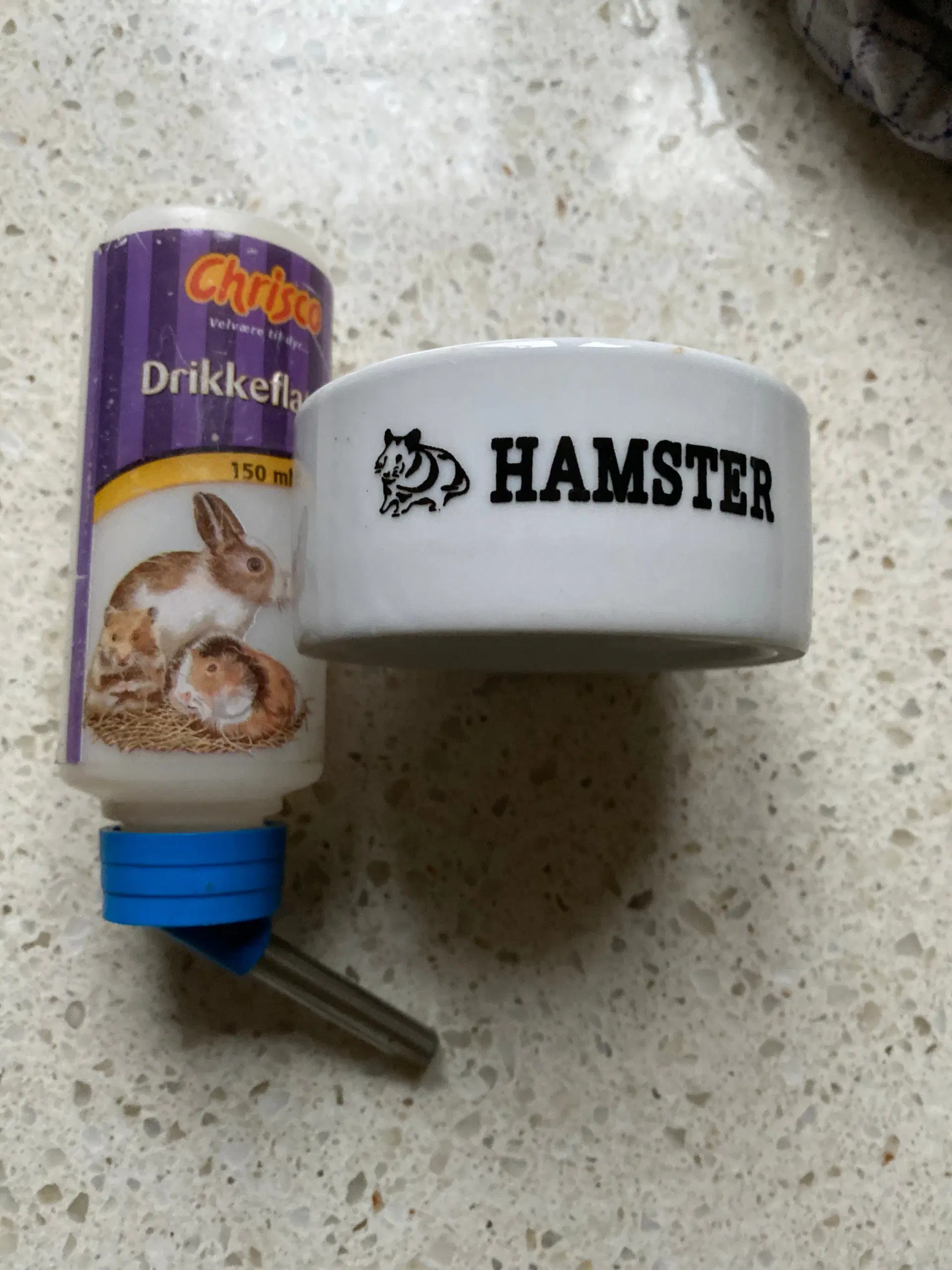 Vandflaske og madskål -hamster