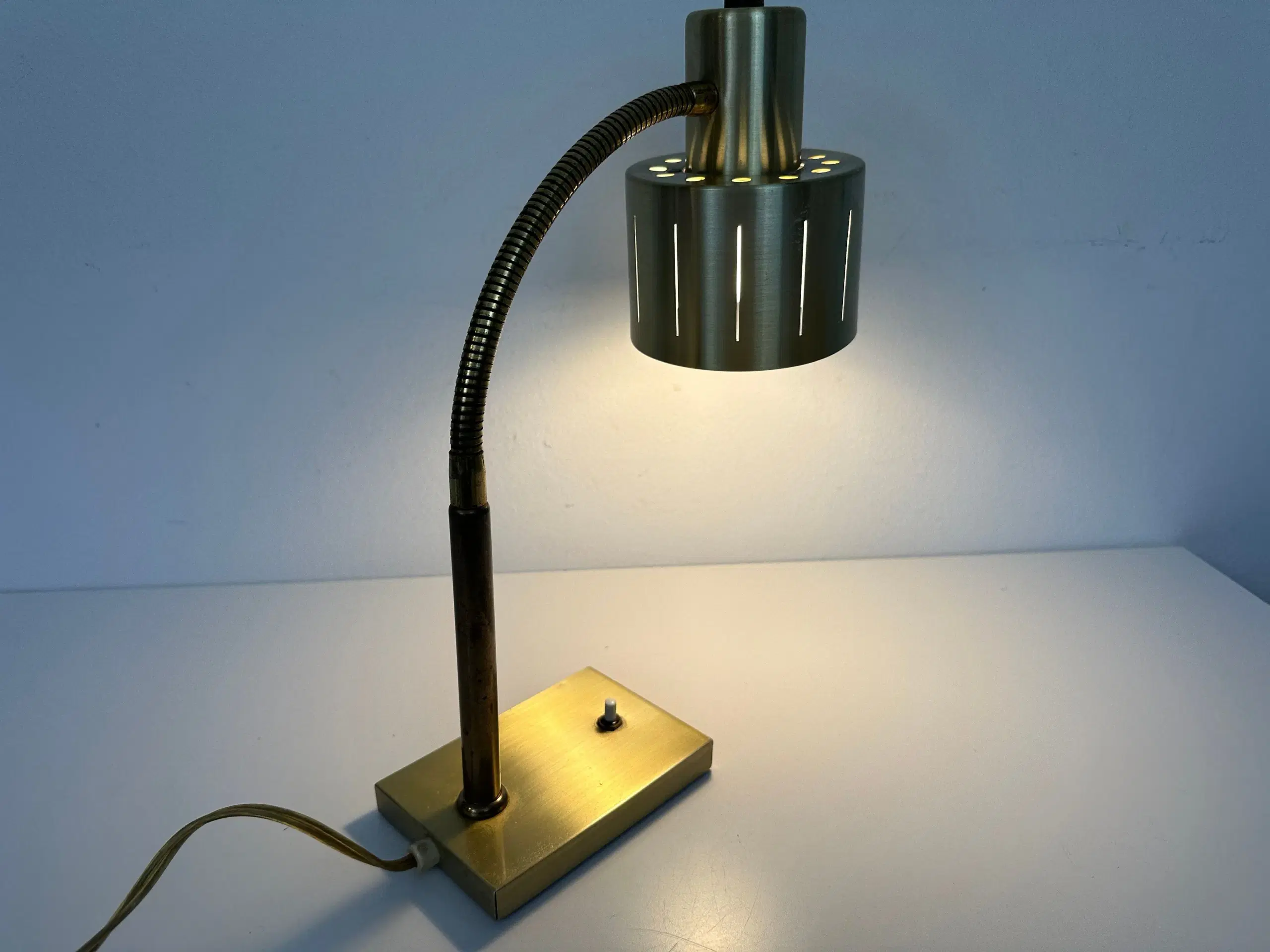 Skrivebordslampe / bordlampe i messing (retro)