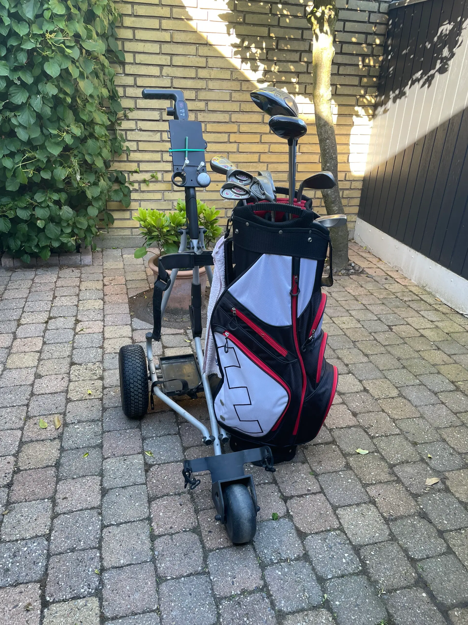 Komplet golfsæt med el-vogn