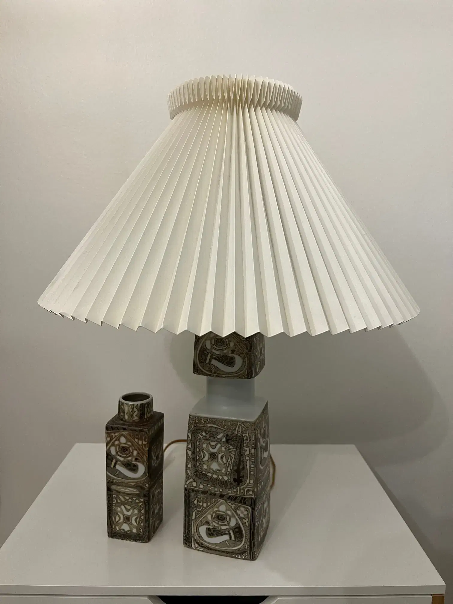 Lampe og vase