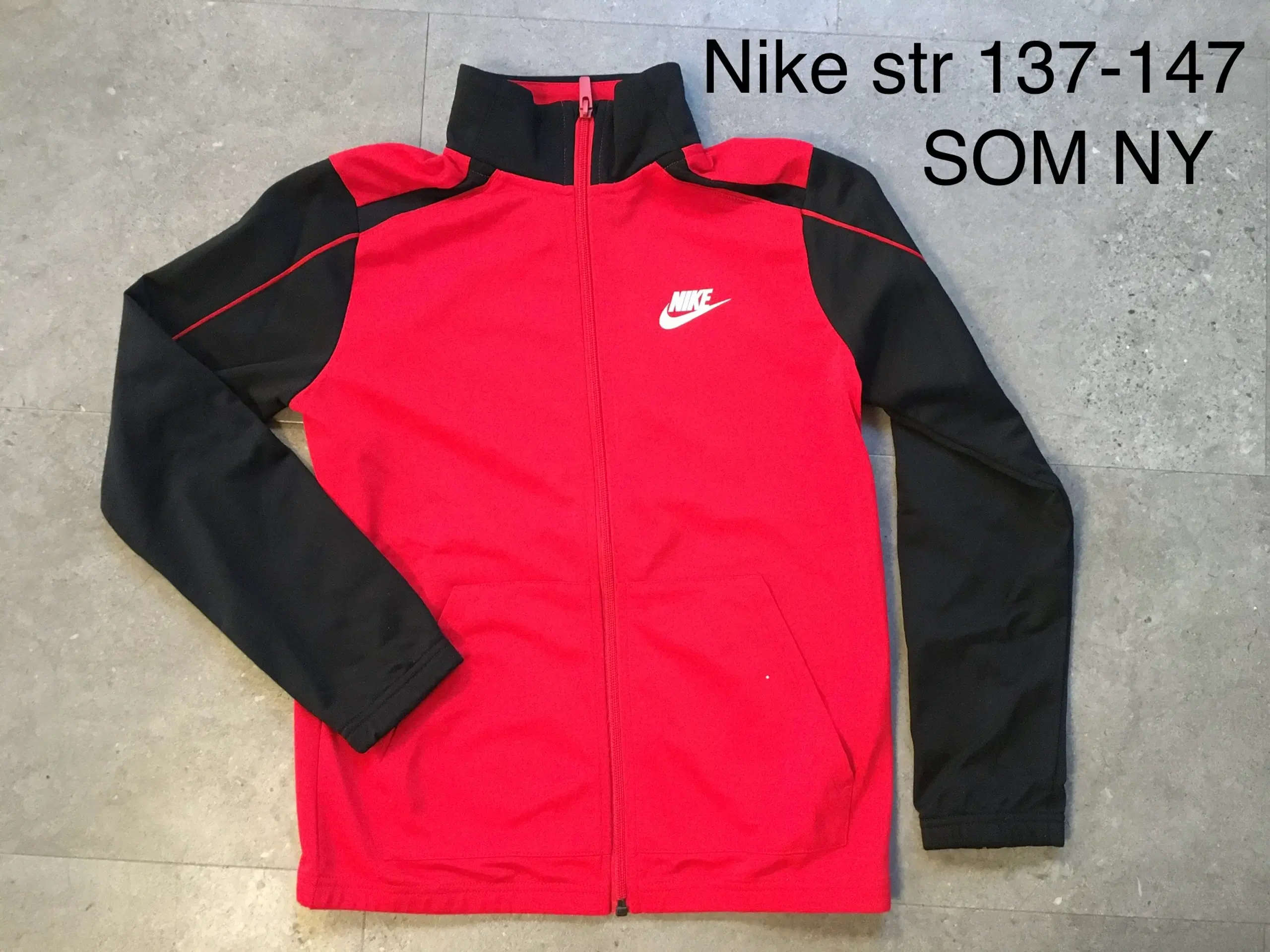 Str 137-147 Nike lynlåstrøje Som ny