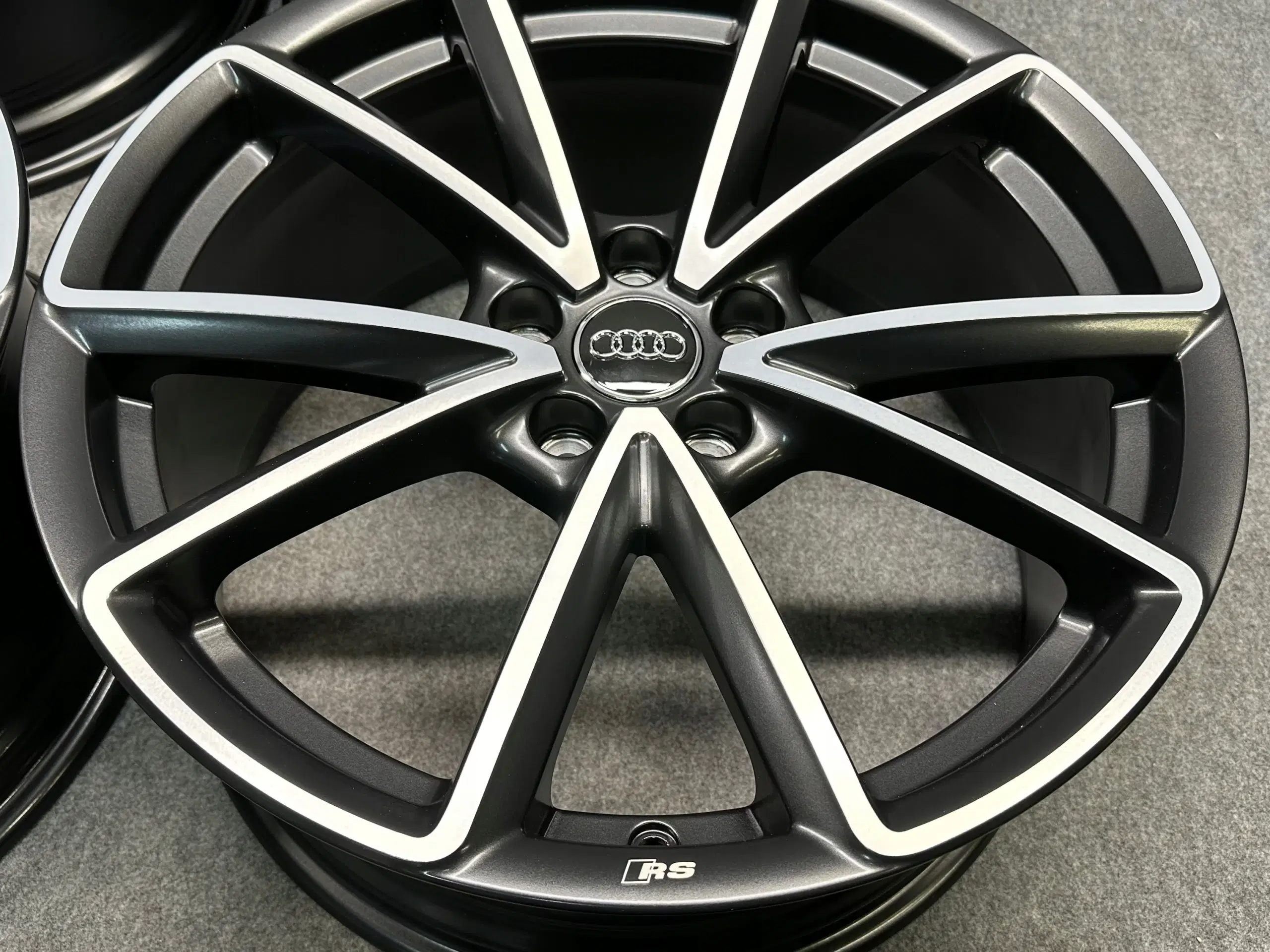 AUDI A4 A5 B9 8W 8W0 S4 RS4 S5 19 85" x 19" 5x112