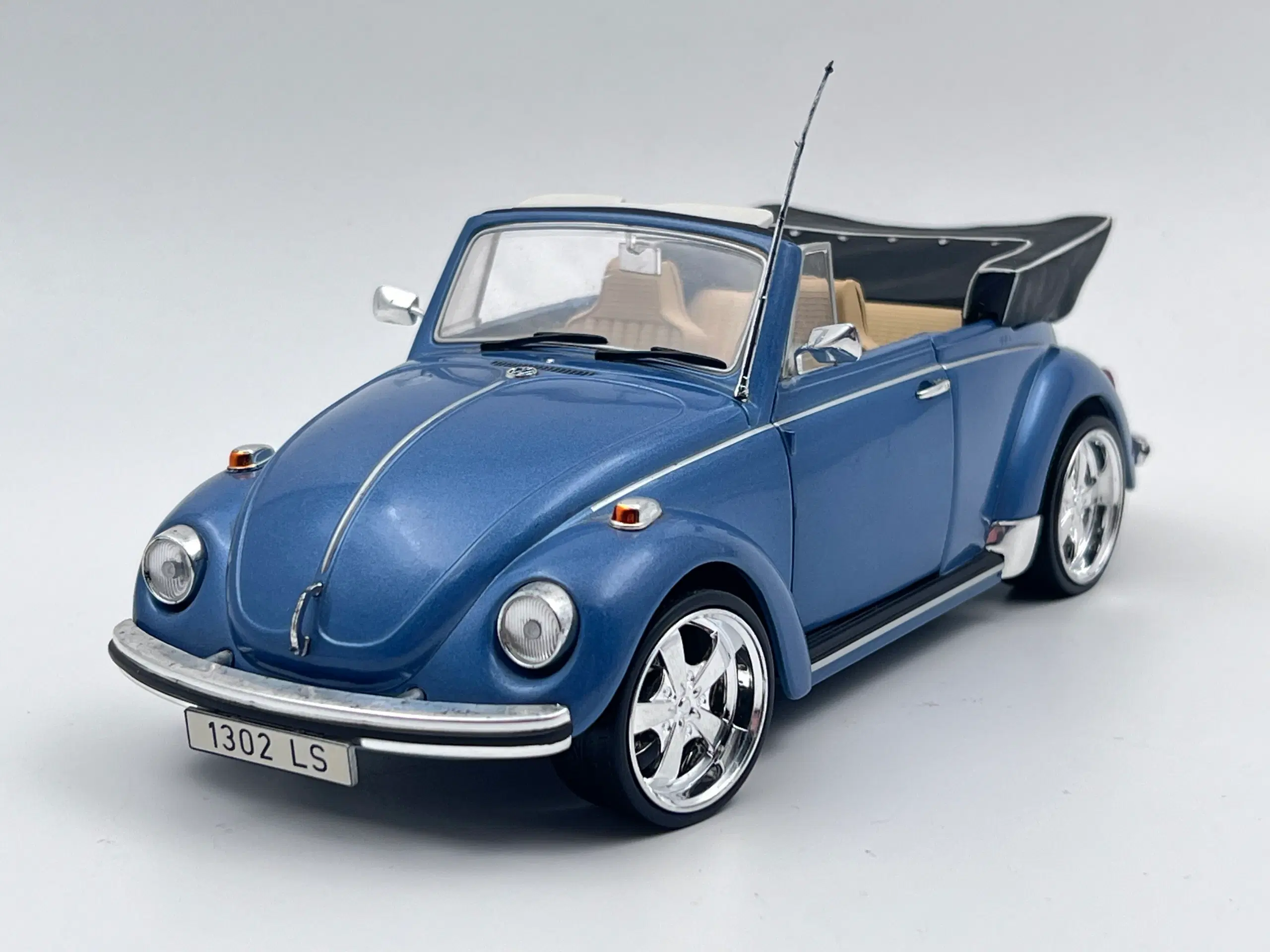 1970 VW 1302 LS Cabriolet - 1:18  Sjælden udbudt