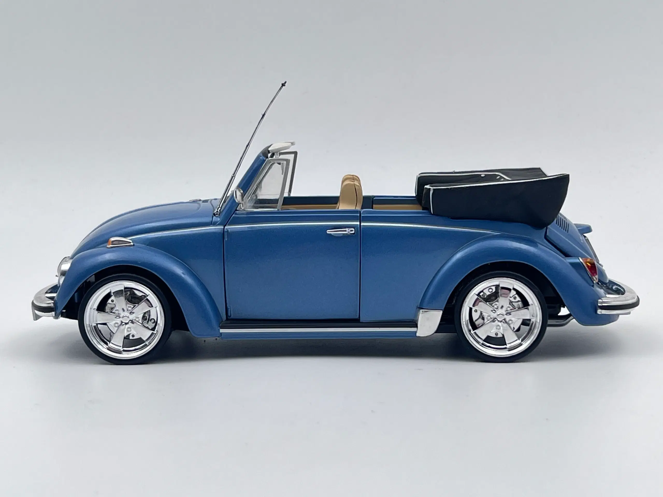 1970 VW 1302 LS Cabriolet - 1:18  Sjælden udbudt