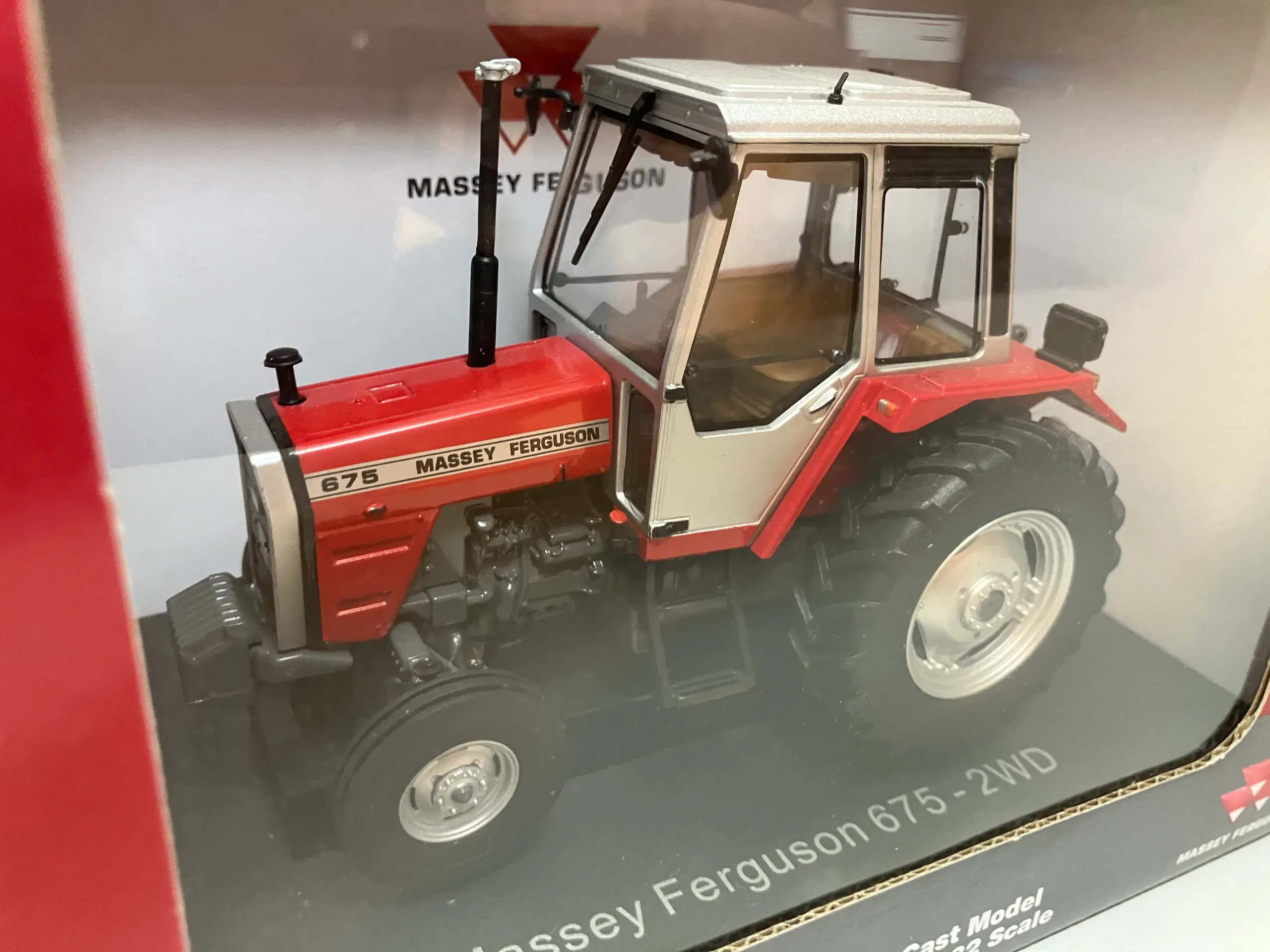 1:32 Massey Ferguson 675 2WD