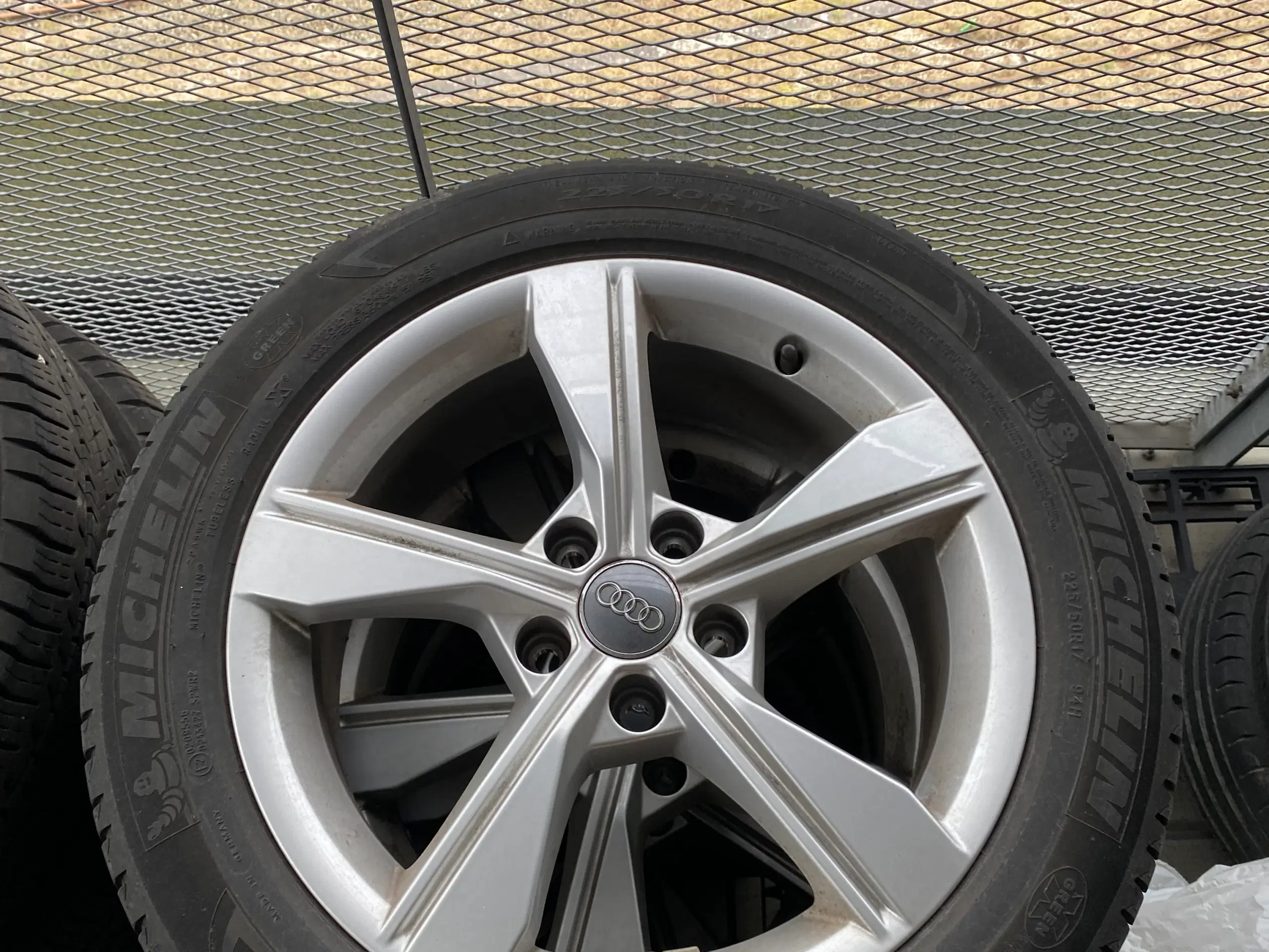 Originale AUDI alufælge på sommerdæk 225/50 R17