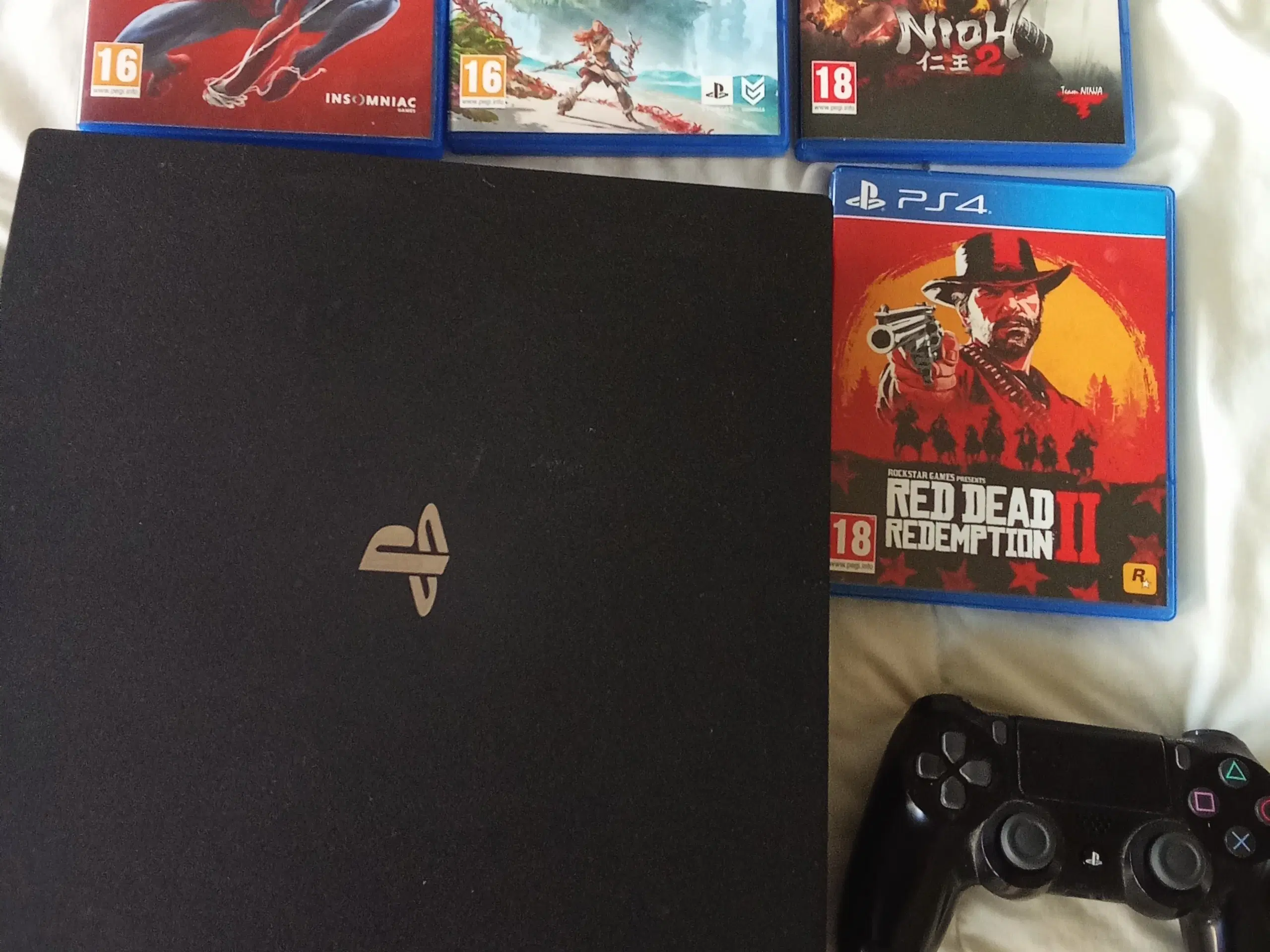 Playstation 4 inkl. 4 spil