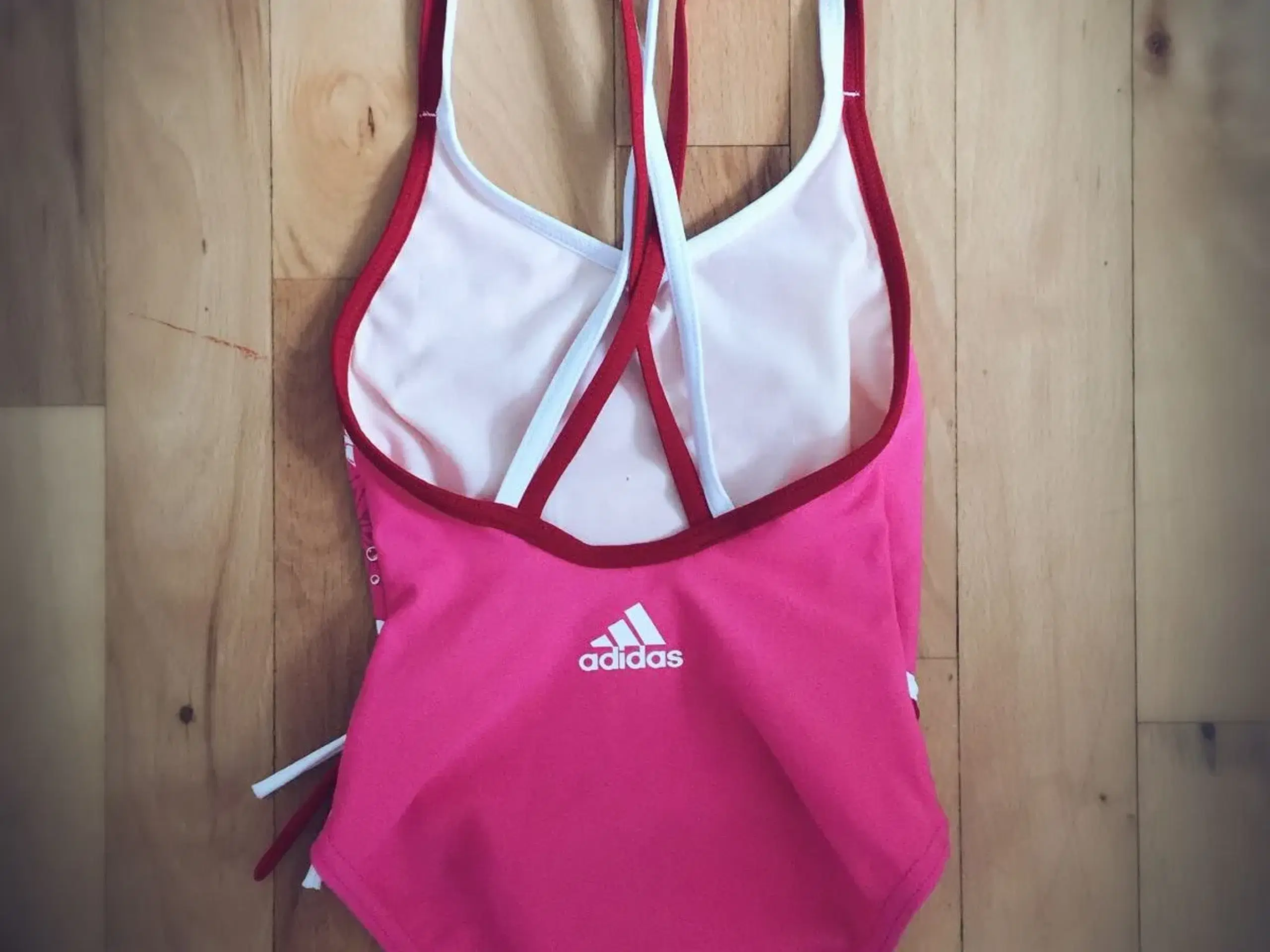 Adidas ny pink badedragt str 4 år 104 cm