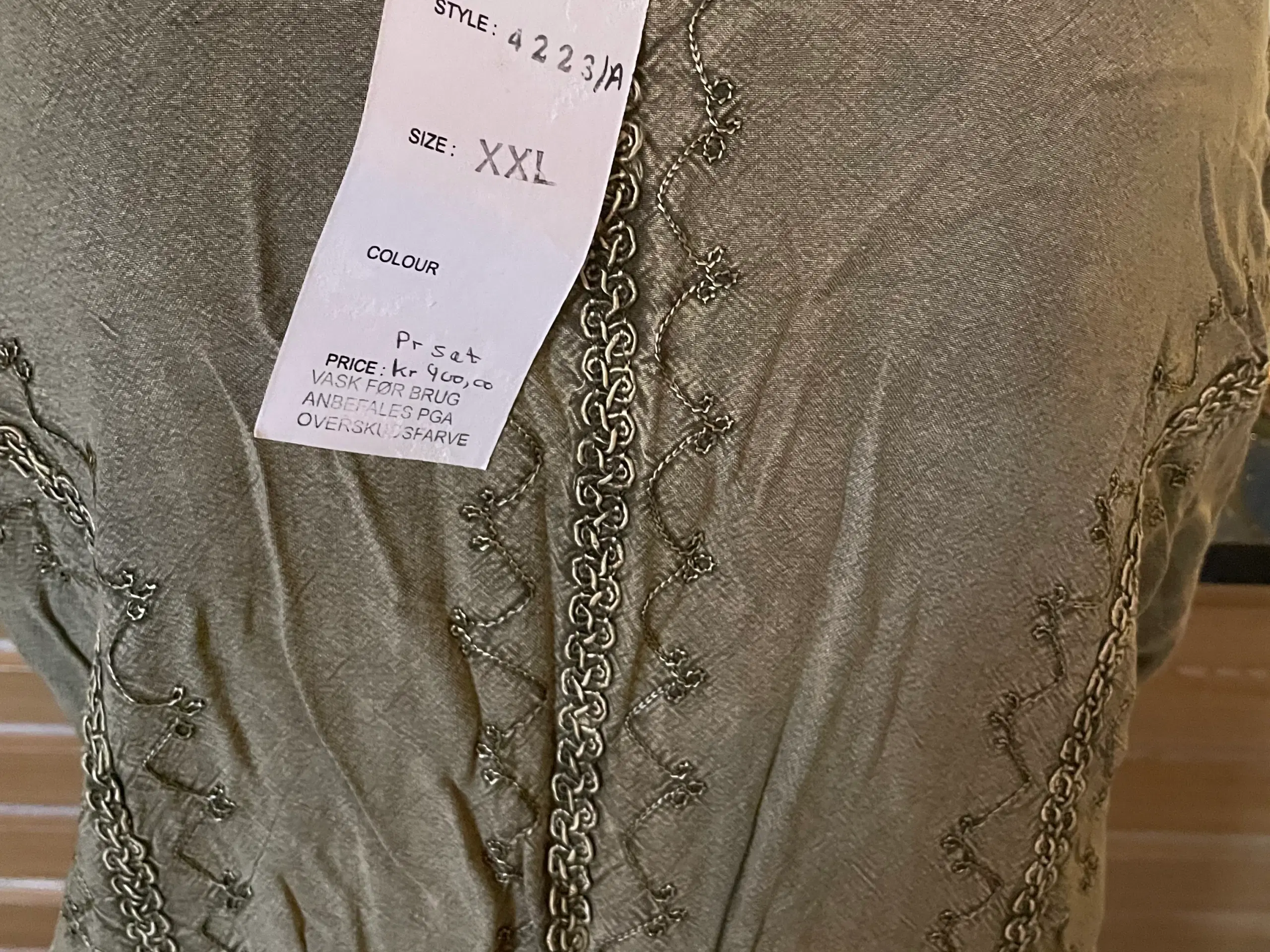 Sæt med nederdel og bluse - khaki - str XXL