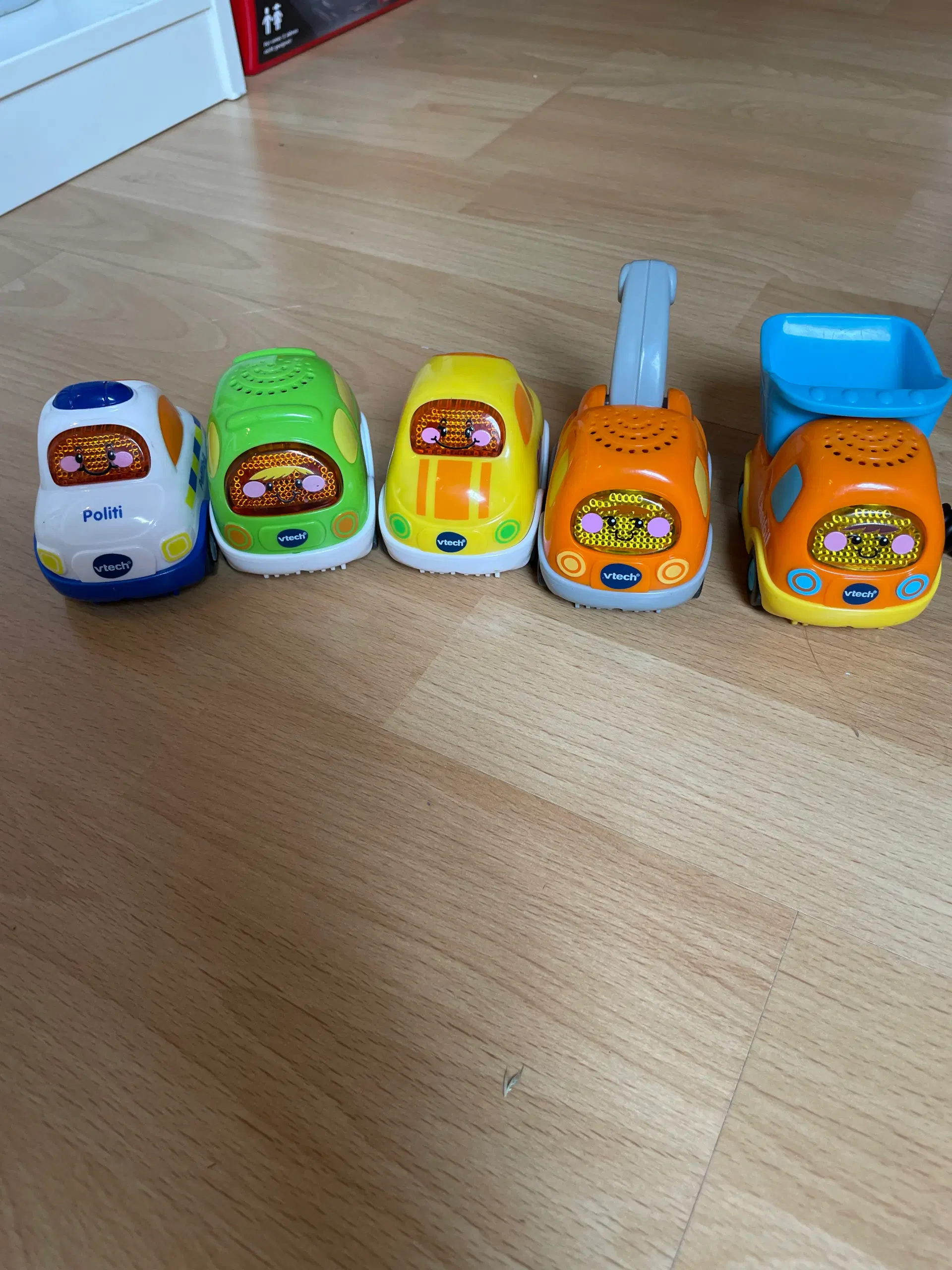 Legetøj ( Paw patrol p-hus med biler osv)