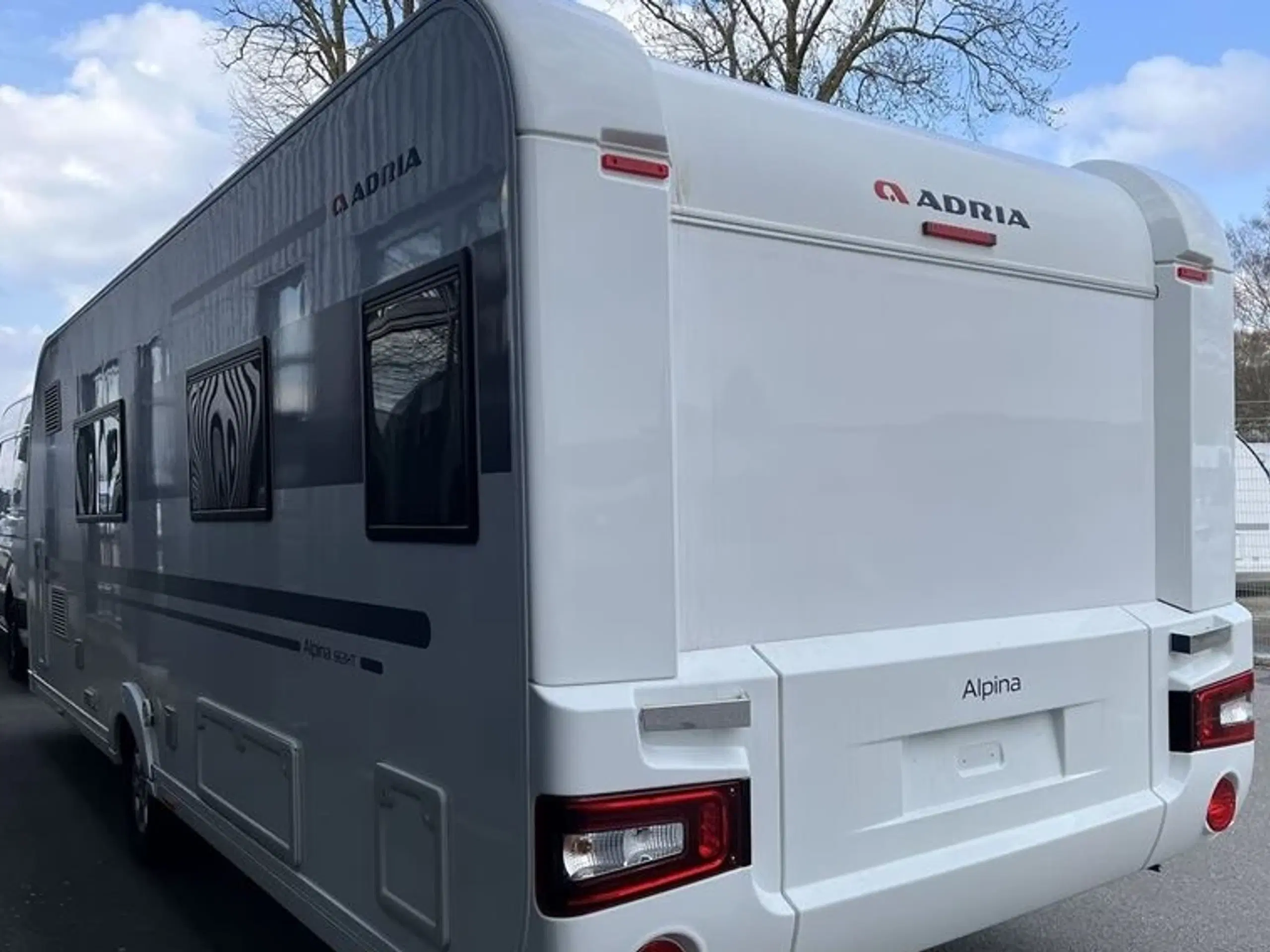 Adria Alpina 663 HT helårsvogn 2021 kg